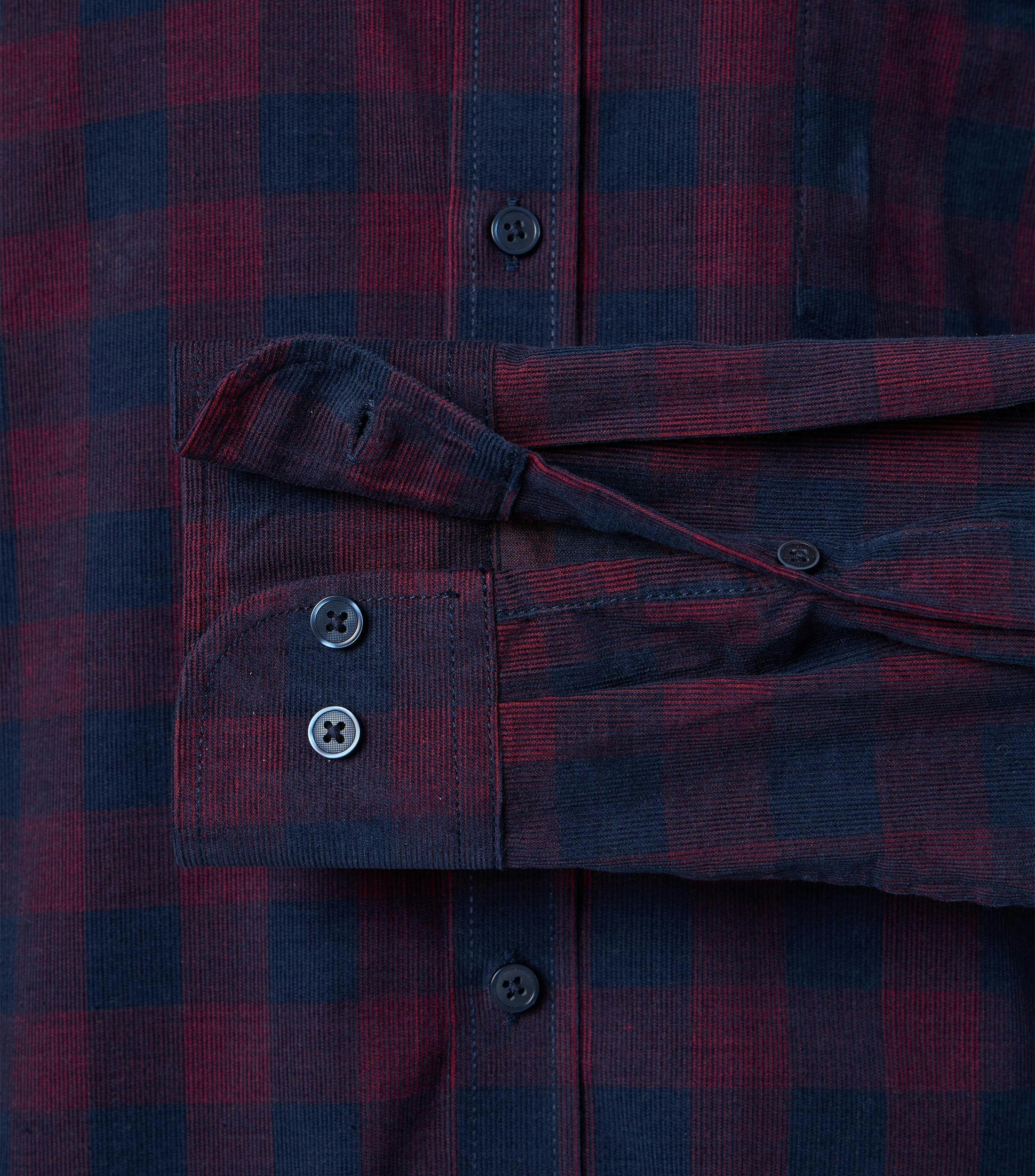 Ein Freizeithemd im kariert Muster in der Farbe Rot