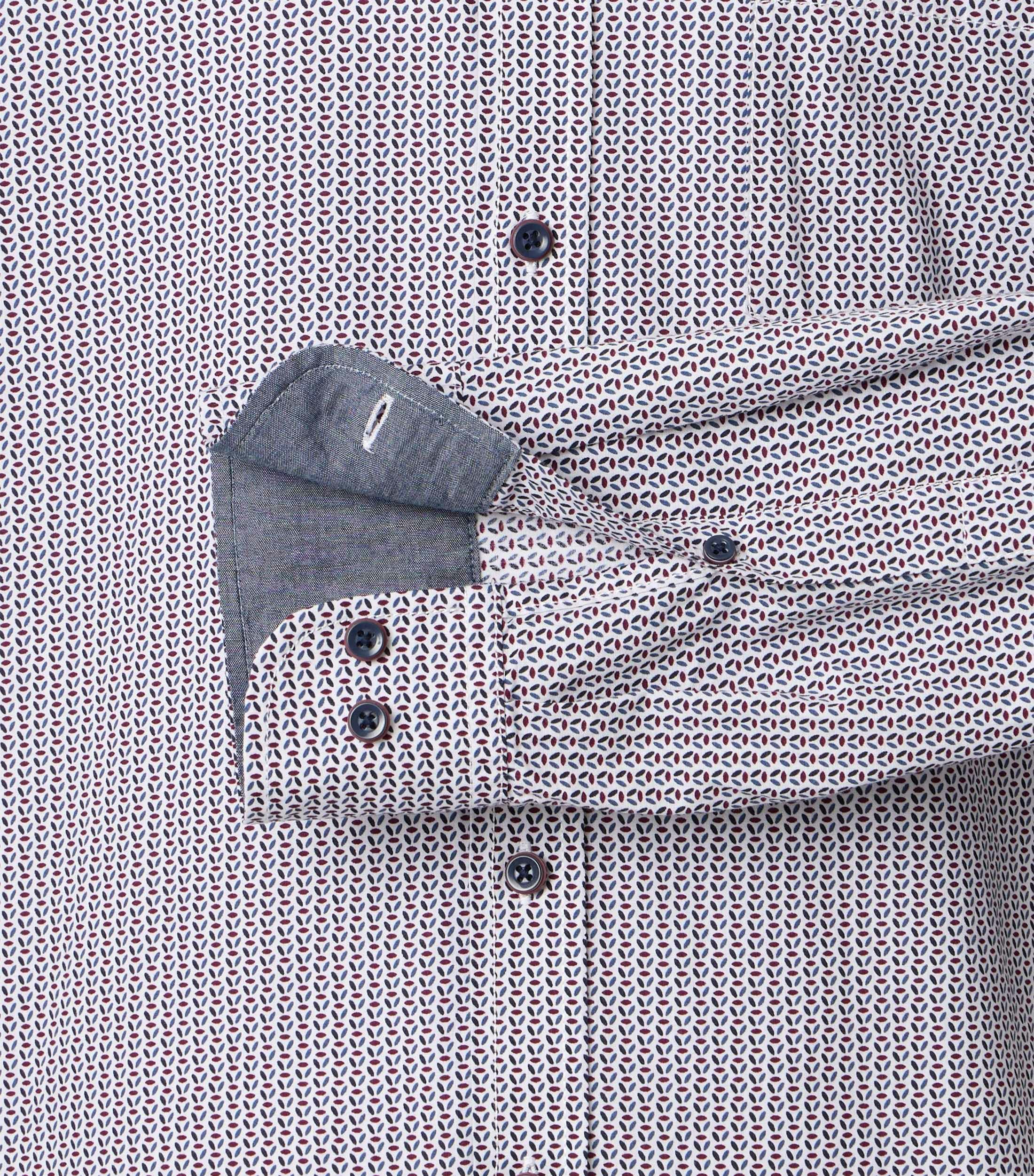 Ein Freizeithemd im Print Muster in der Farbe Hellrot