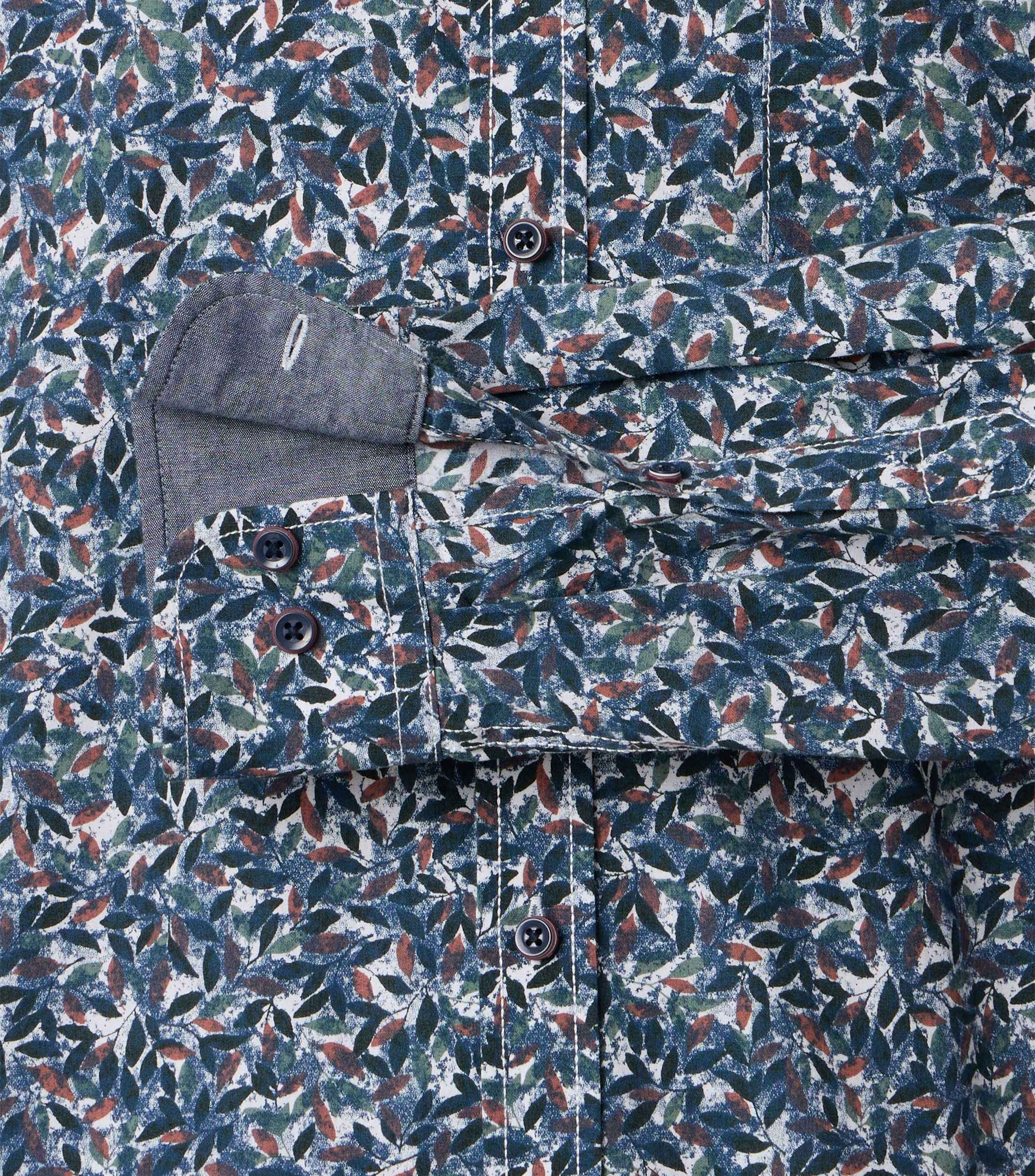 Das Model trägt ein Freizeithemd im Print Muster in der Farbe Blau