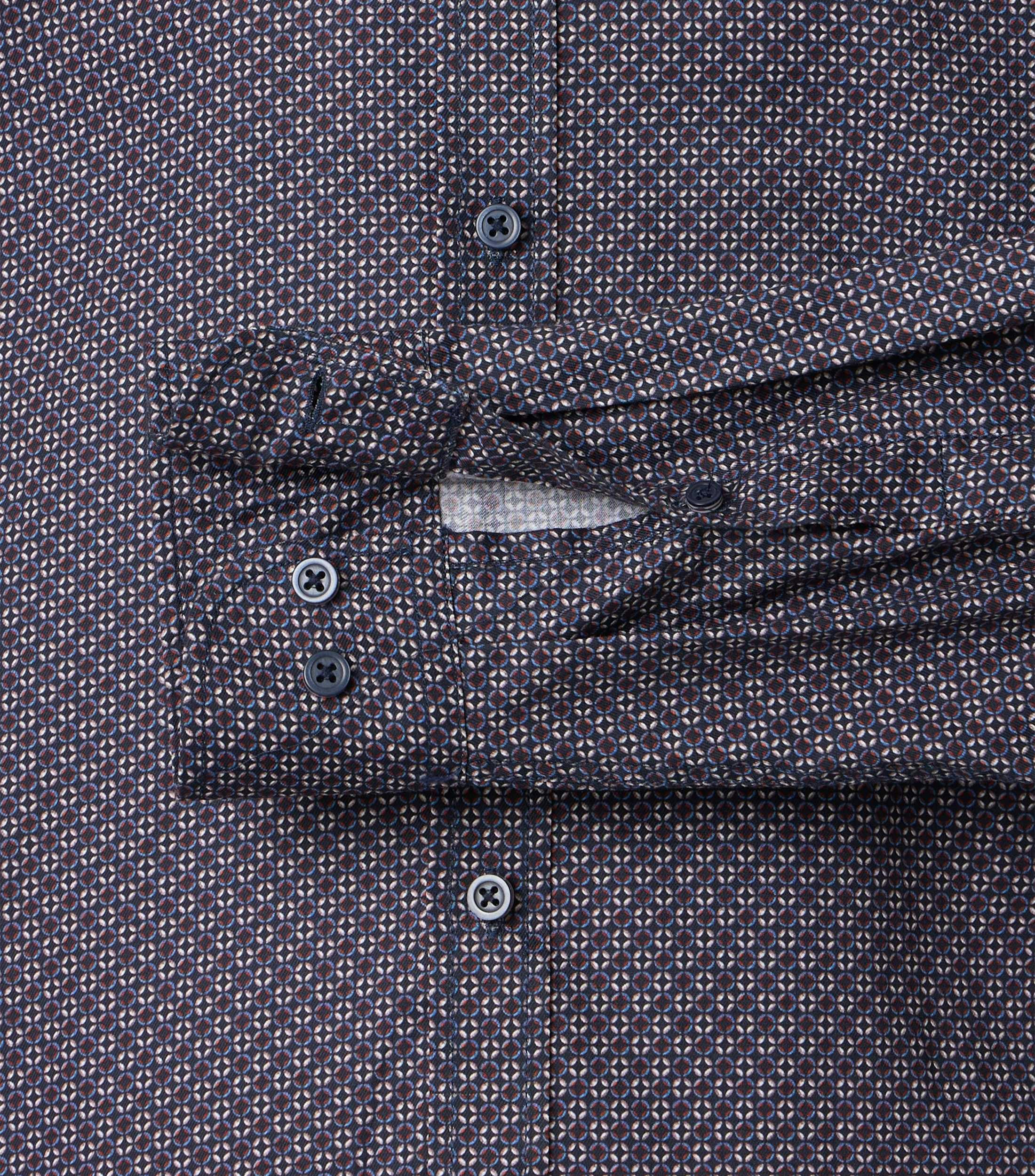 Ein Freizeithemd im Print Muster in der Farbe Dunkelblau