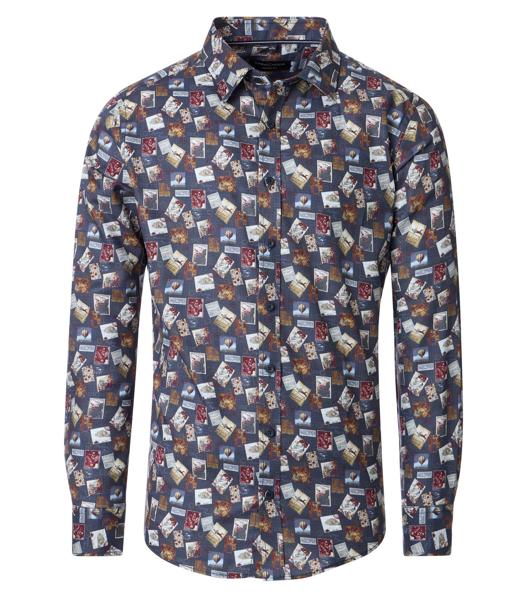 Ein Freizeithemd im Print Muster in der Farbe Blau