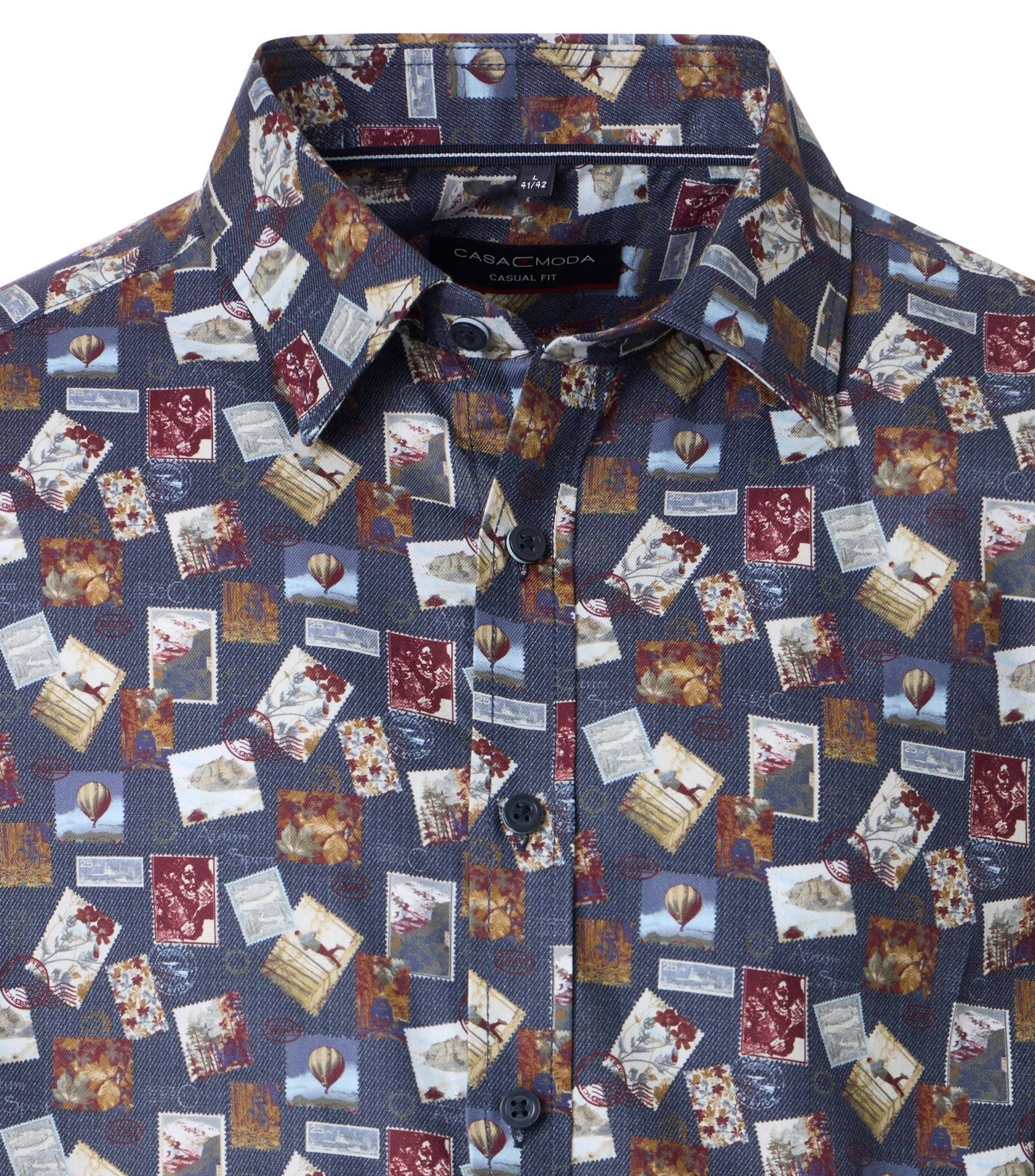 Ein Freizeithemd im Print Muster in der Farbe Blau