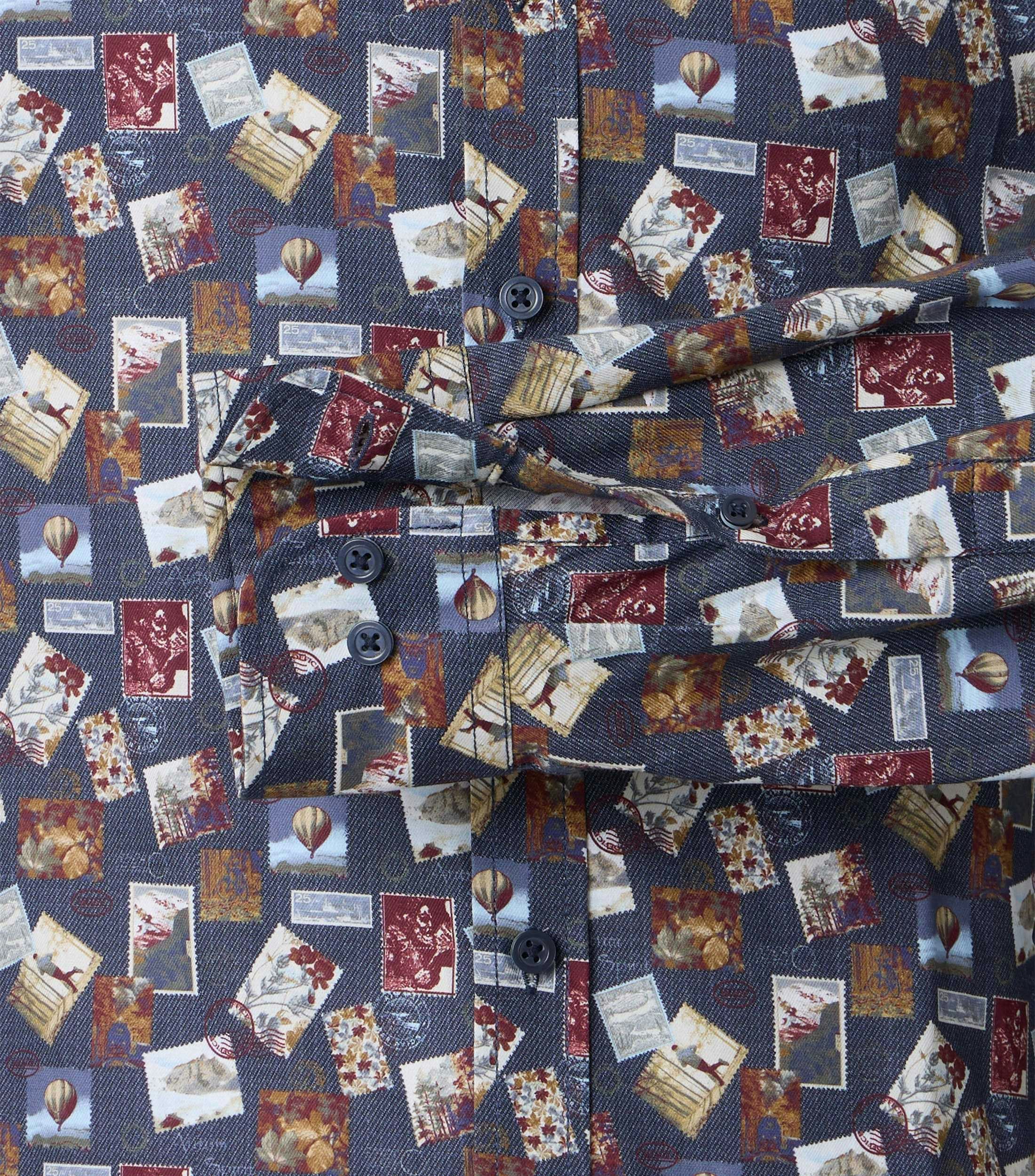 Ein Freizeithemd im Print Muster in der Farbe Blau