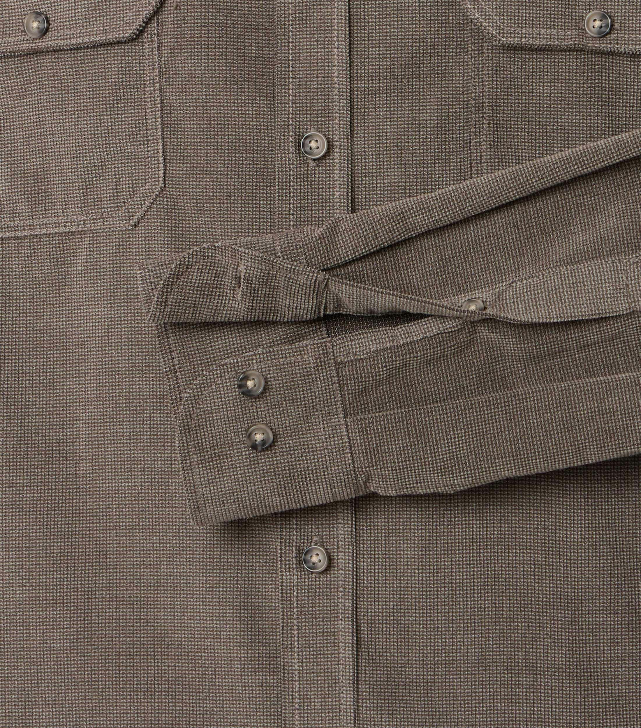 Das Model trägt ein Freizeithemd im uni Muster in der Farbe Beige