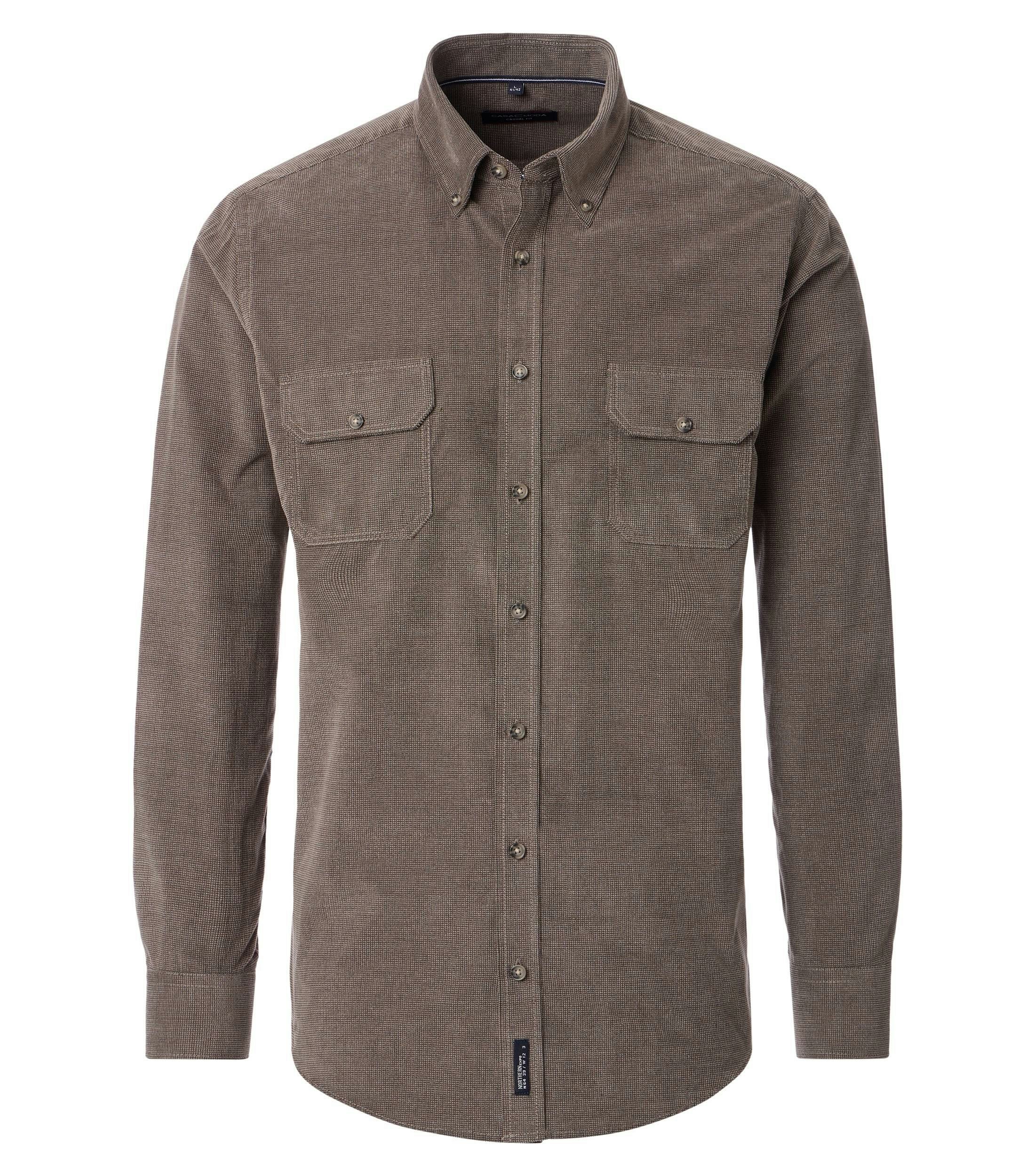 Das Model trägt ein Freizeithemd im uni Muster in der Farbe Beige