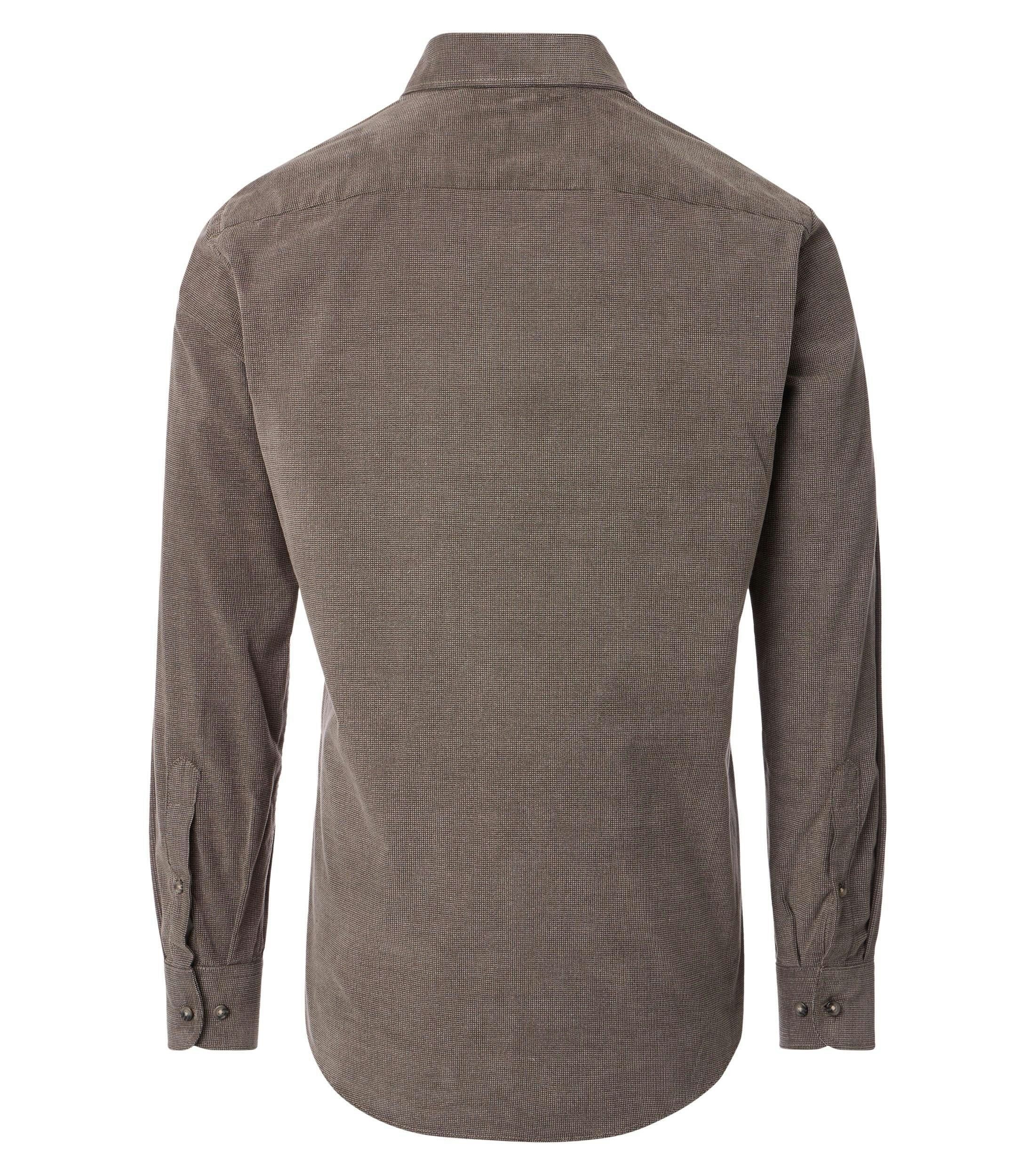 Das Model trägt ein Freizeithemd im uni Muster in der Farbe Beige