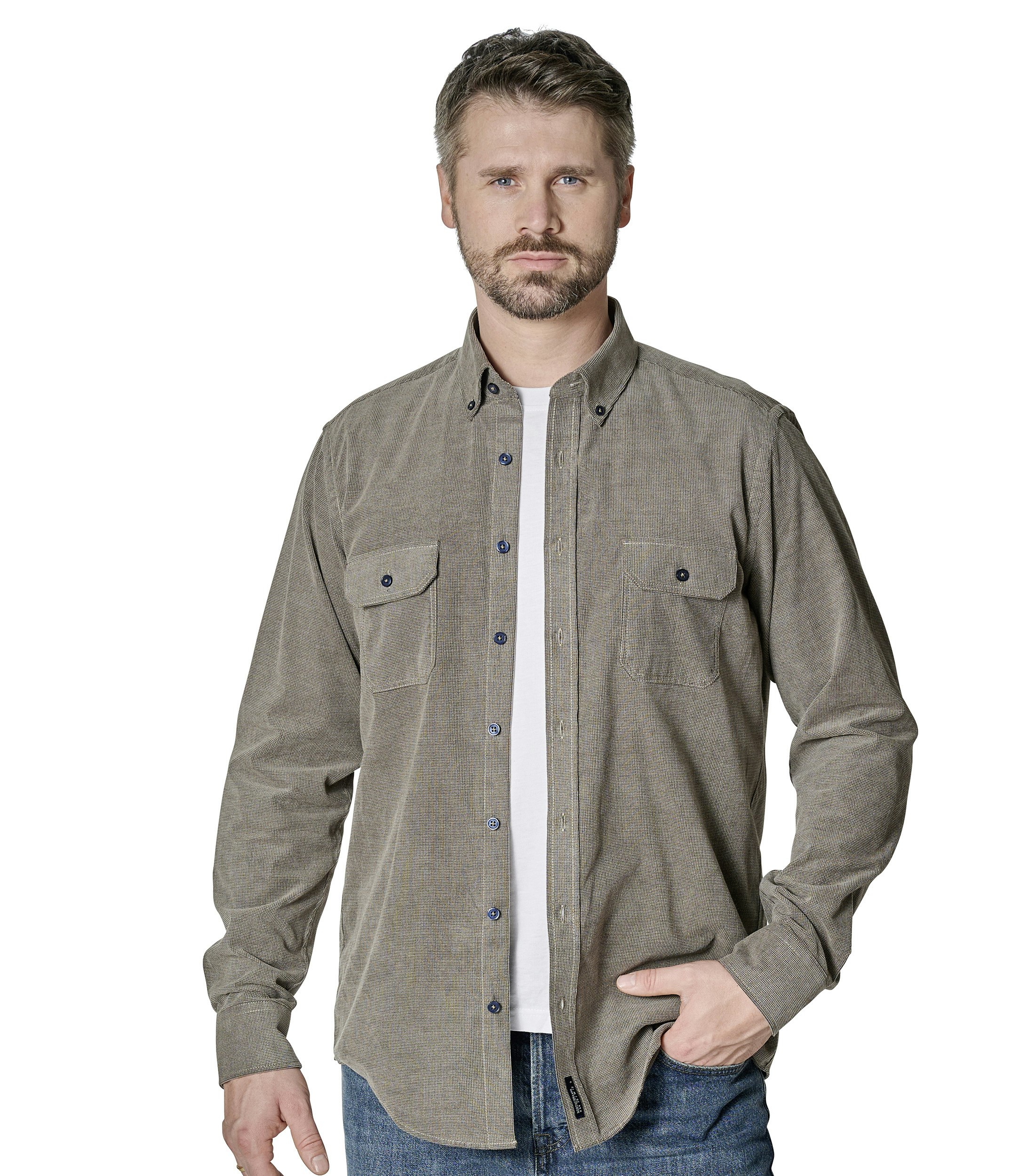 Das Model trägt ein Freizeithemd im uni Muster in der Farbe Beige