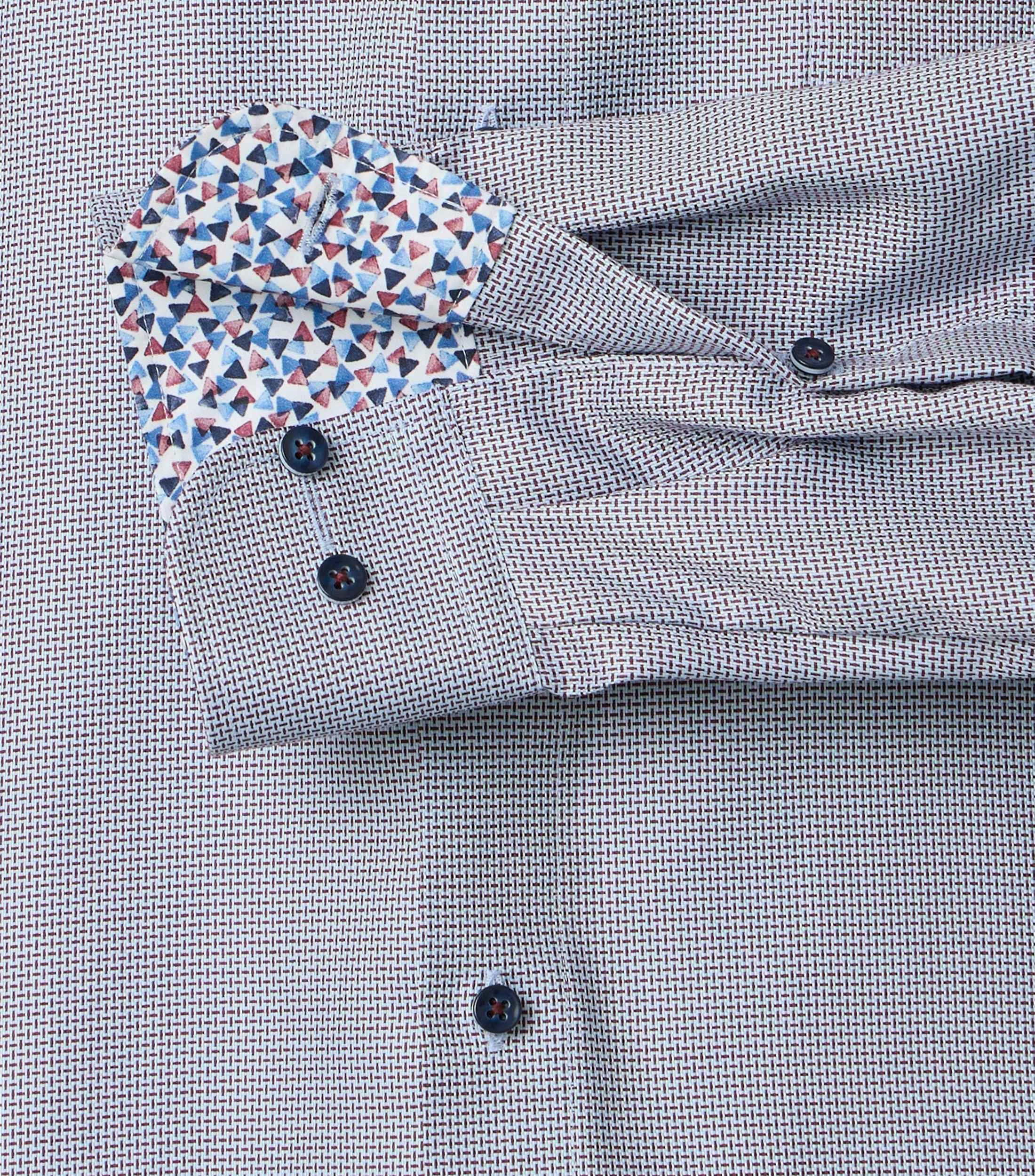 Ein Businesshemd im uni Muster in der Farbe Rot