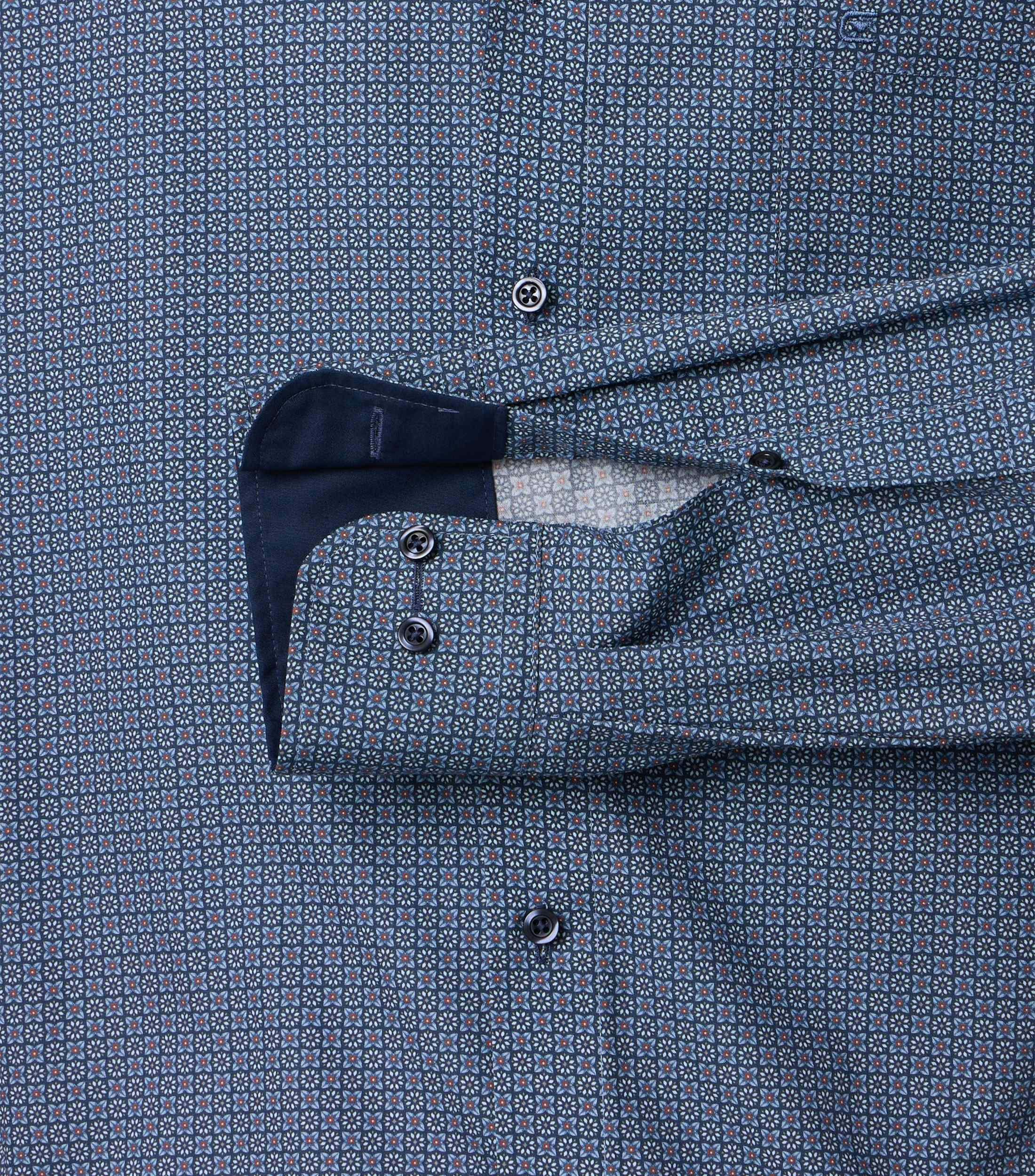 Ein Businesshemd im Print Muster in der Farbe Blau