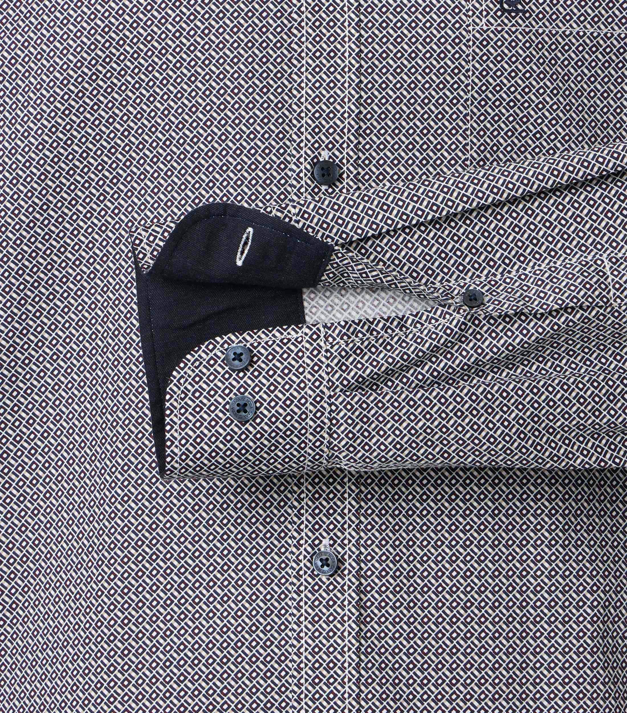 Ein Freizeithemd im Print Muster in der Farbe Dunkelblau