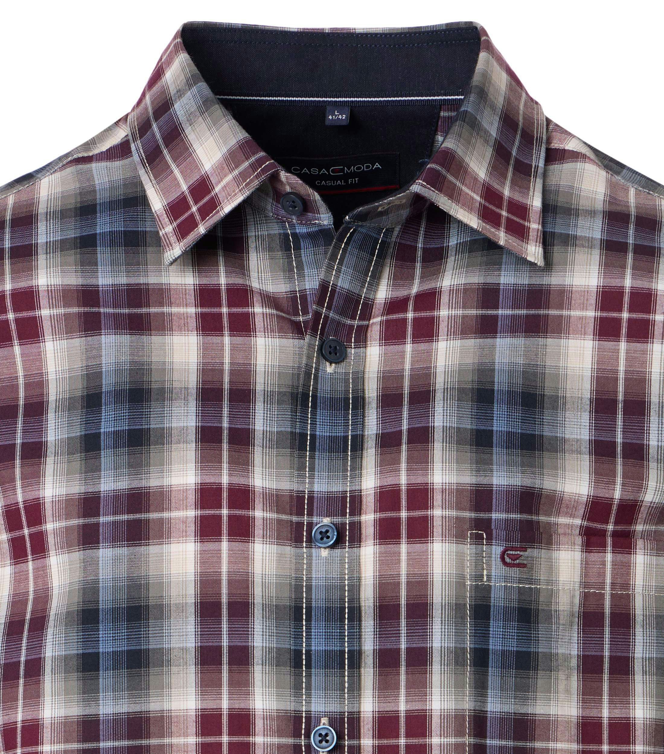 Ein Freizeithemd im kariert Muster in der Farbe Rot