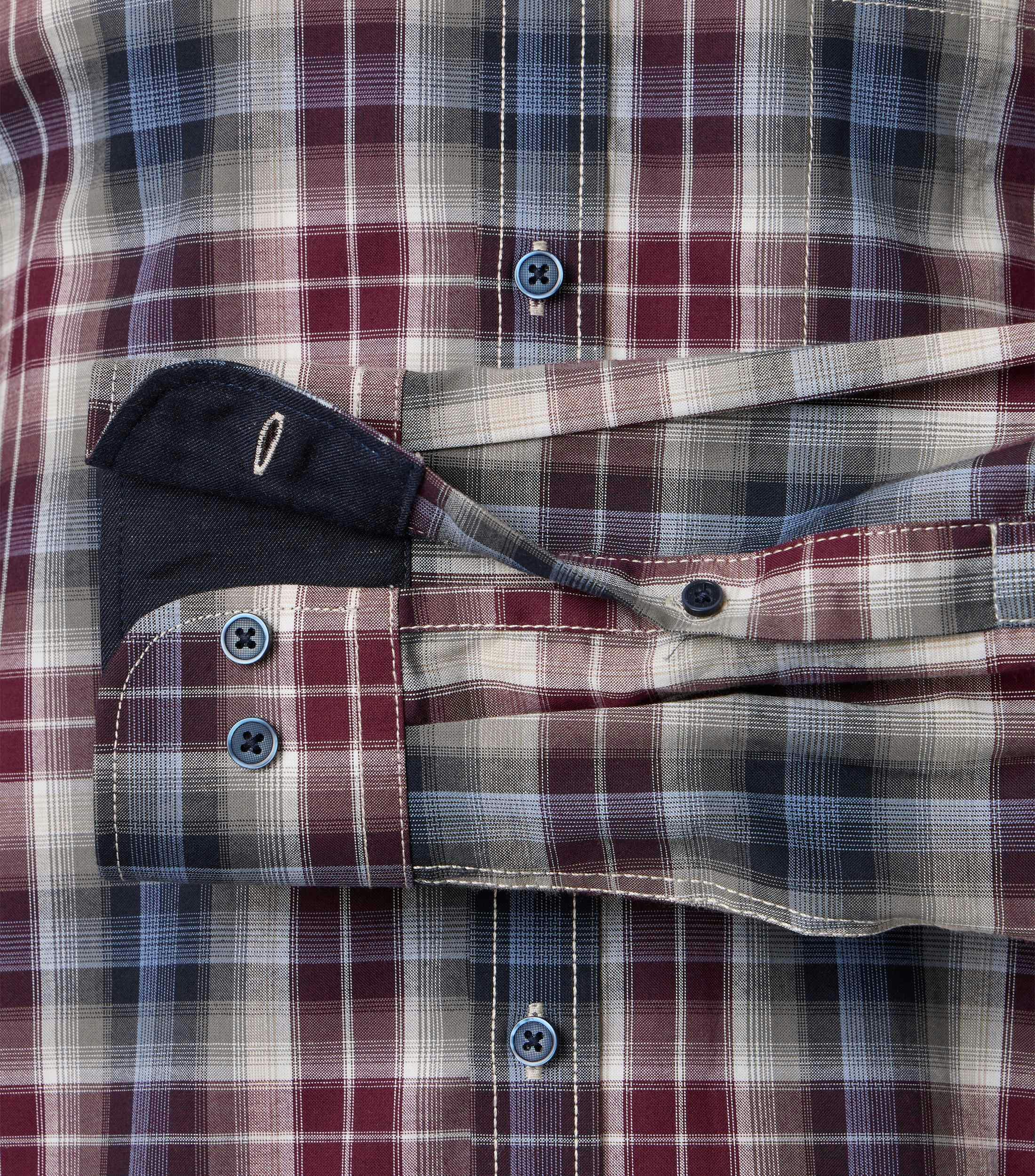 Ein Freizeithemd im kariert Muster in der Farbe Rot