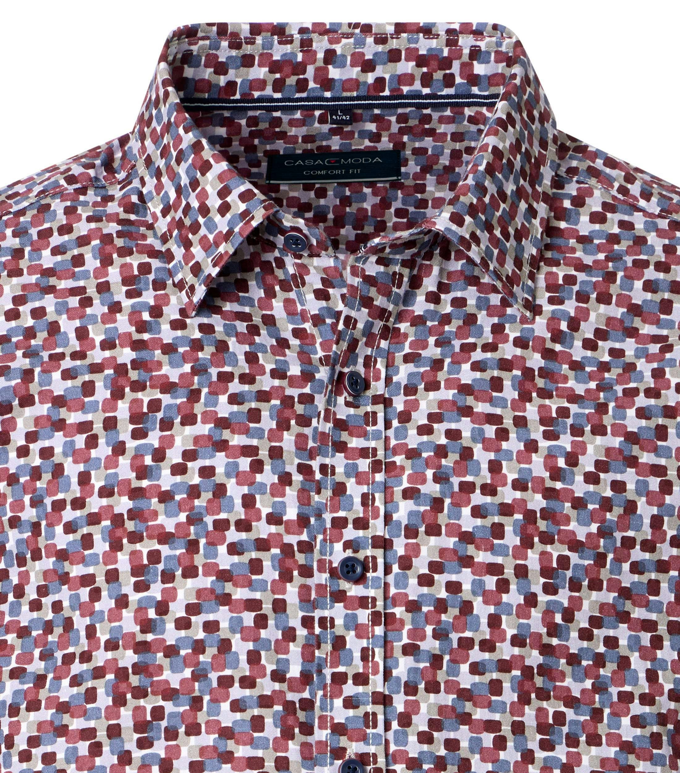 Ein Freizeithemd im Print Muster in der Farbe Rot