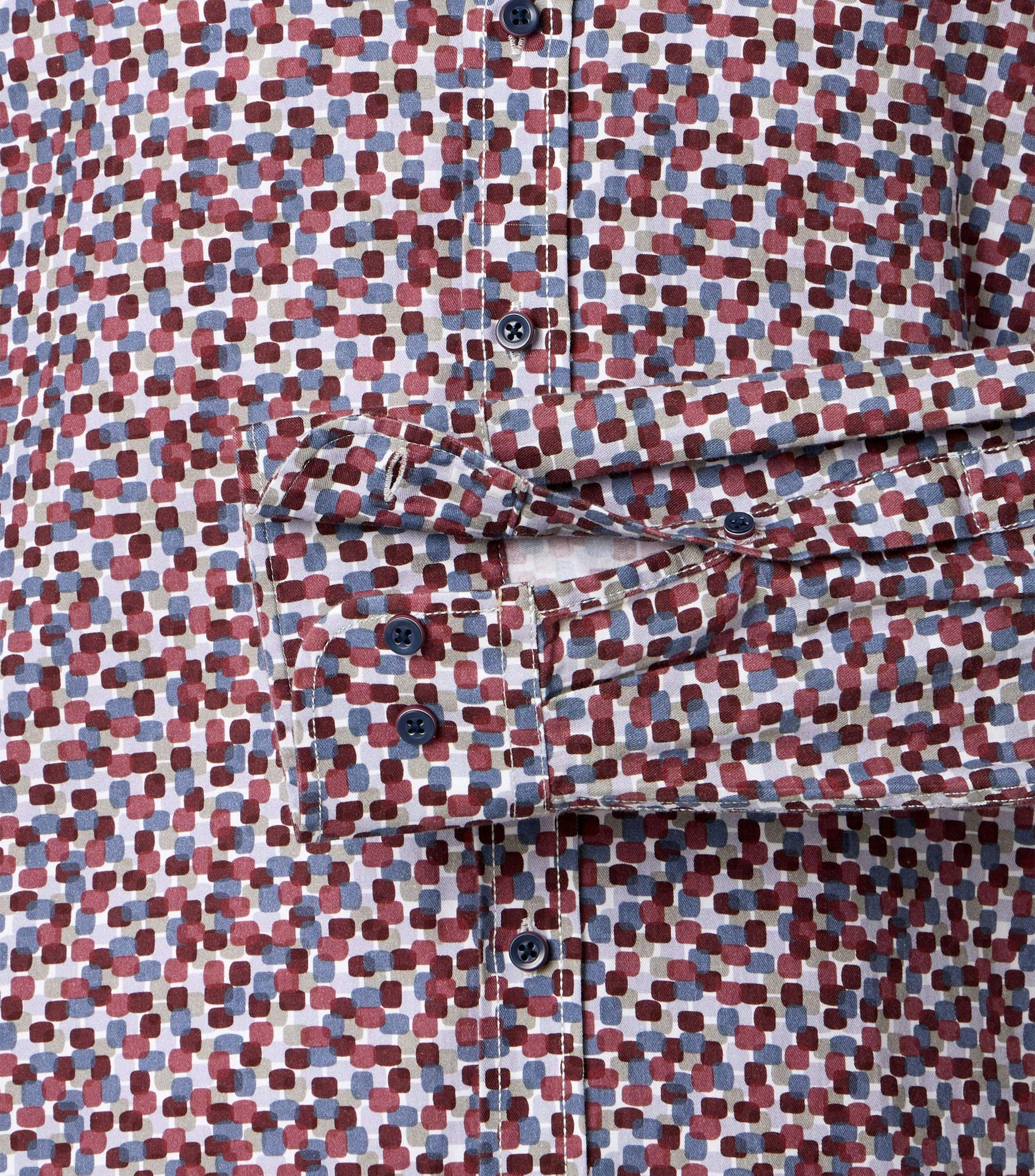 Ein Freizeithemd im Print Muster in der Farbe Rot