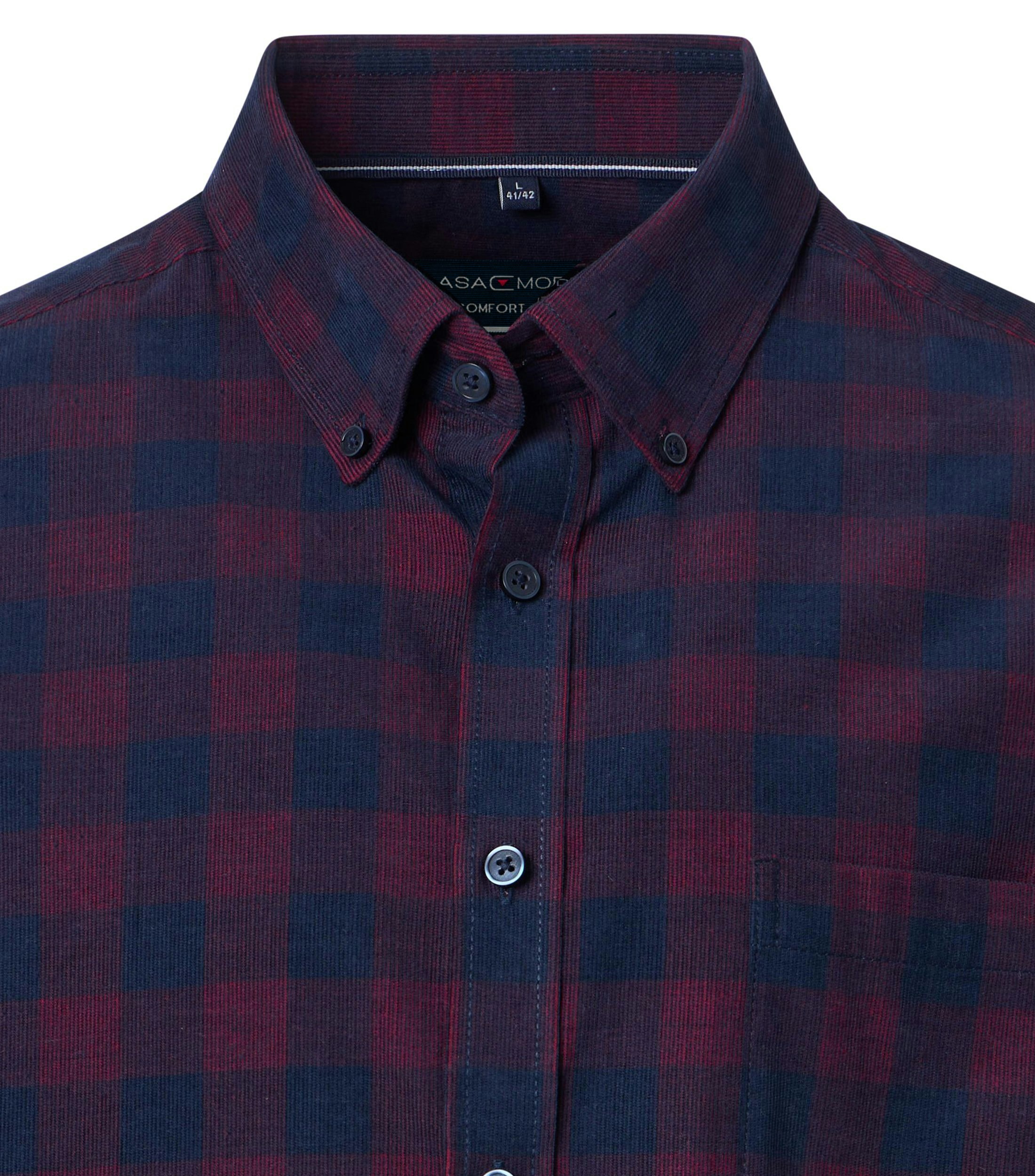 Ein Freizeithemd im kariert Muster in der Farbe Rot