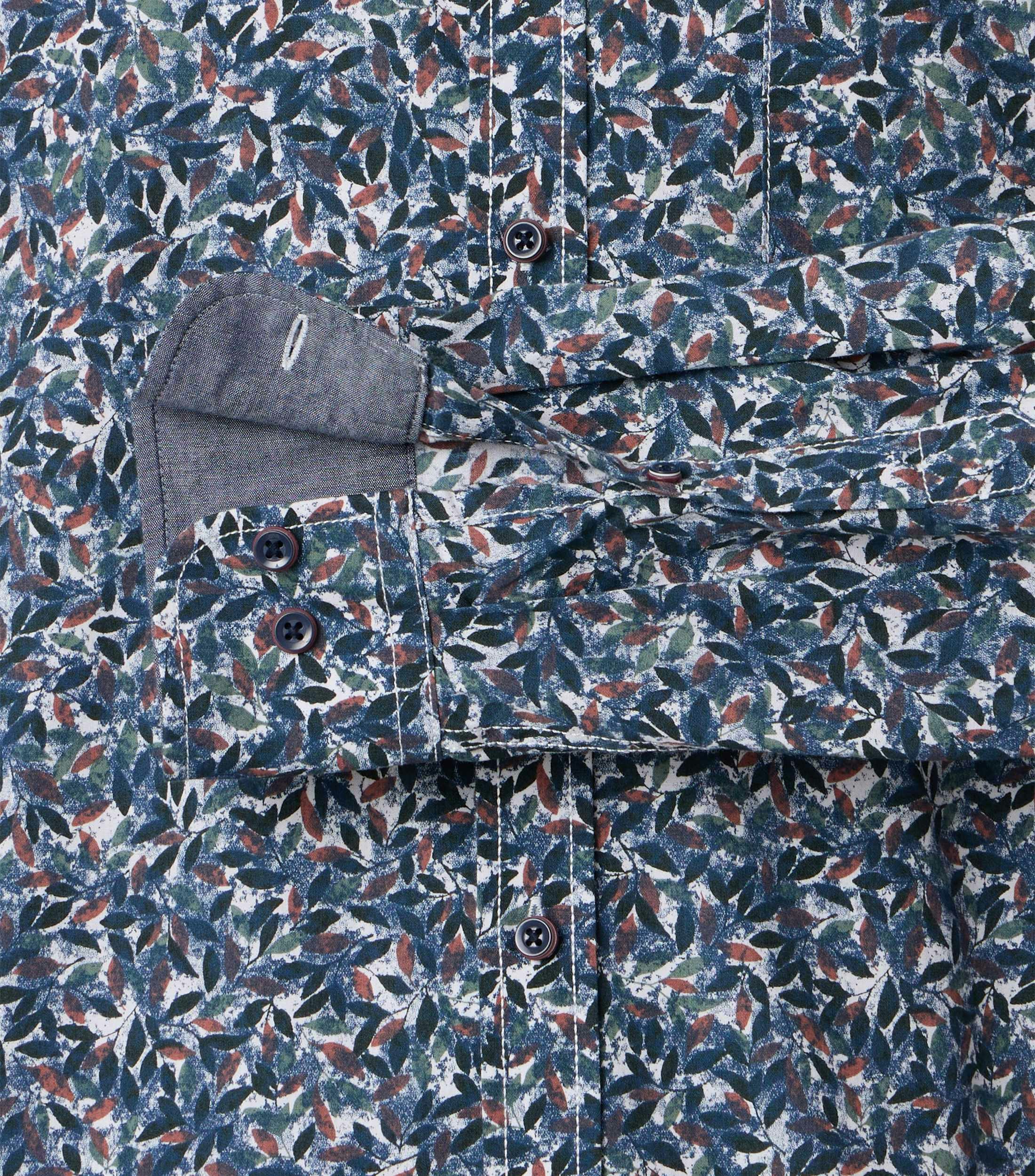 Ein Freizeithemd im Print Muster in der Farbe Dunkelblau