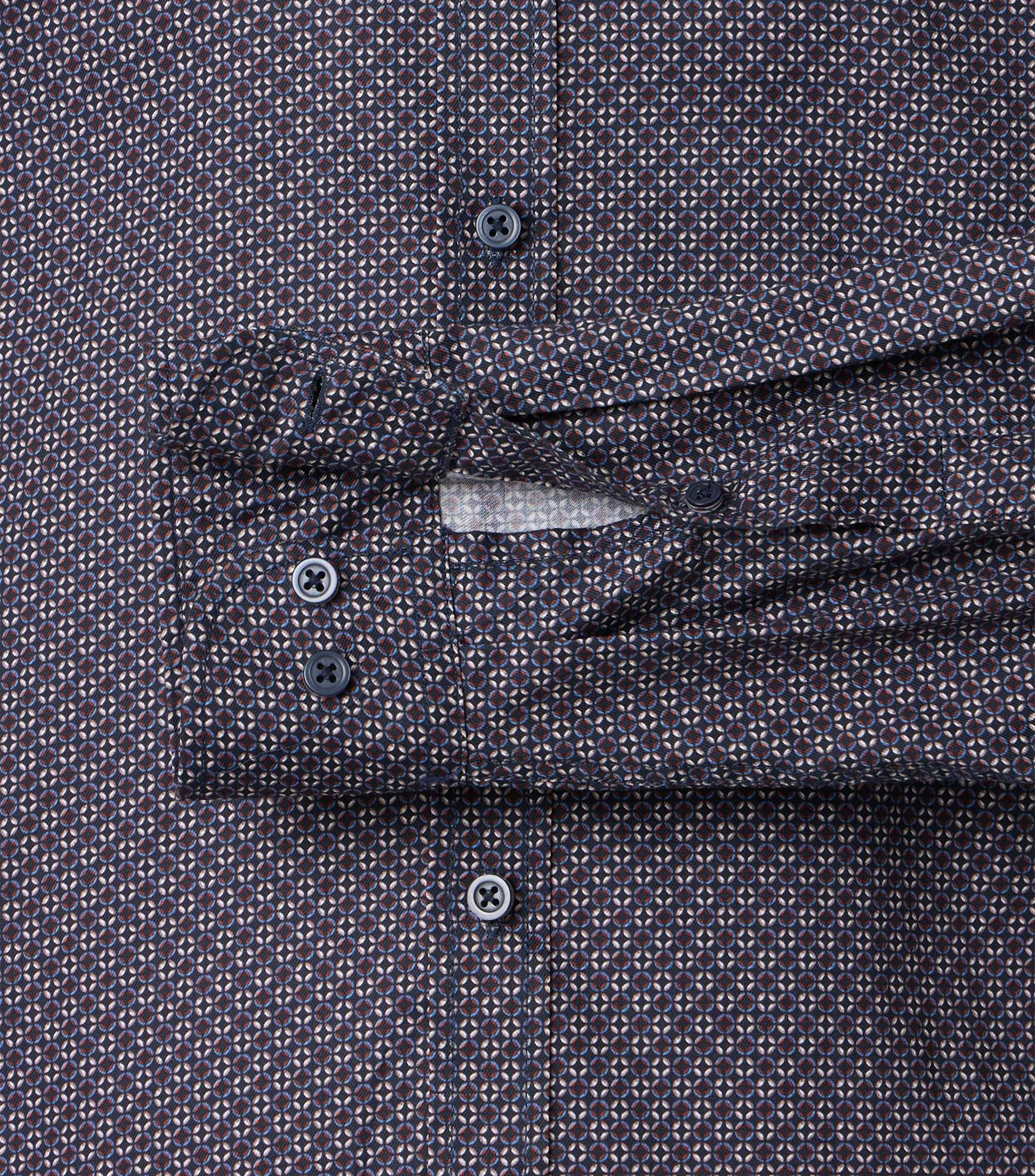 Ein Freizeithemd im Print Muster in der Farbe Dunkelblau