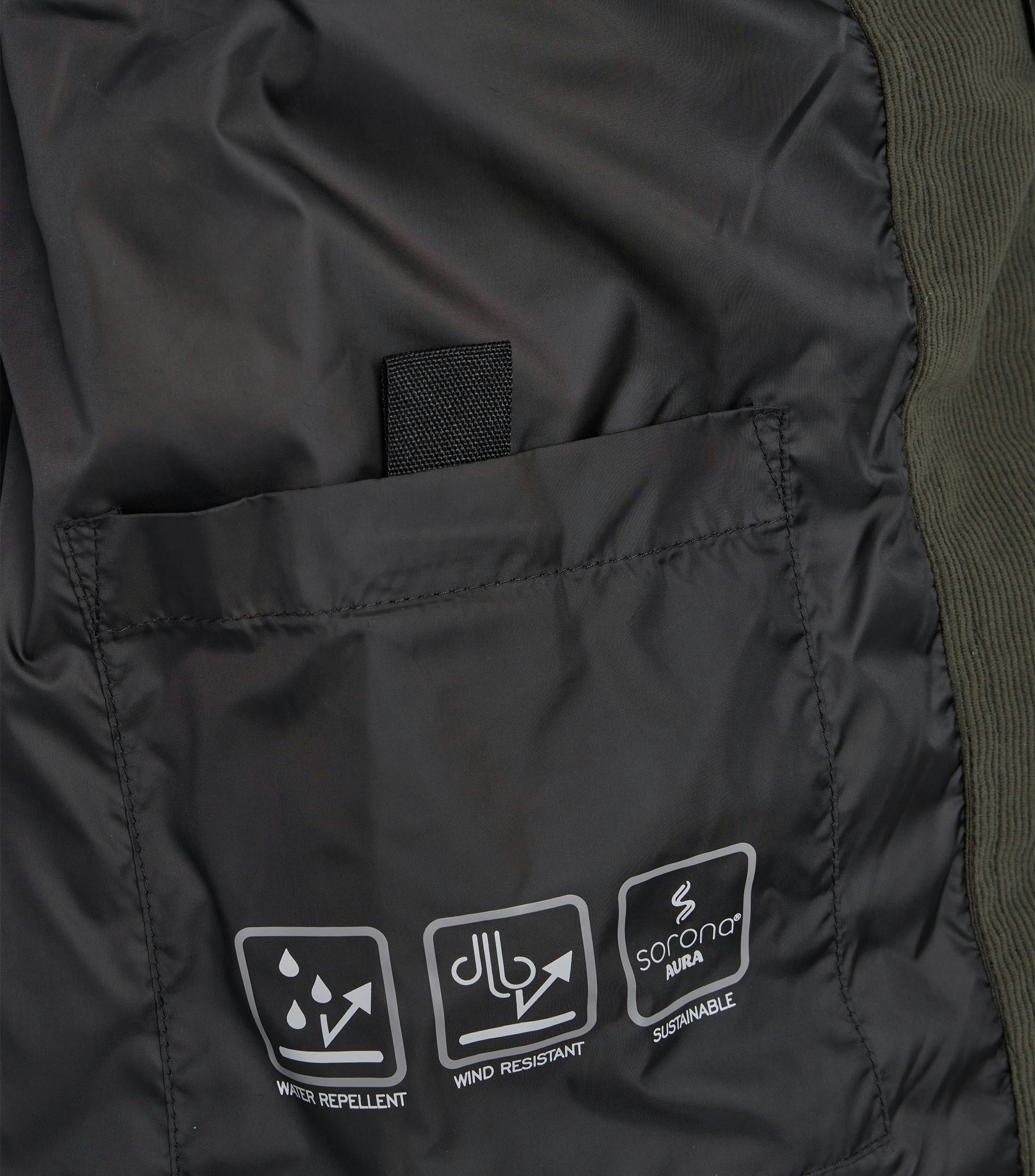 Eine Weste im uni Muster in der Farbe Dunkelgrün