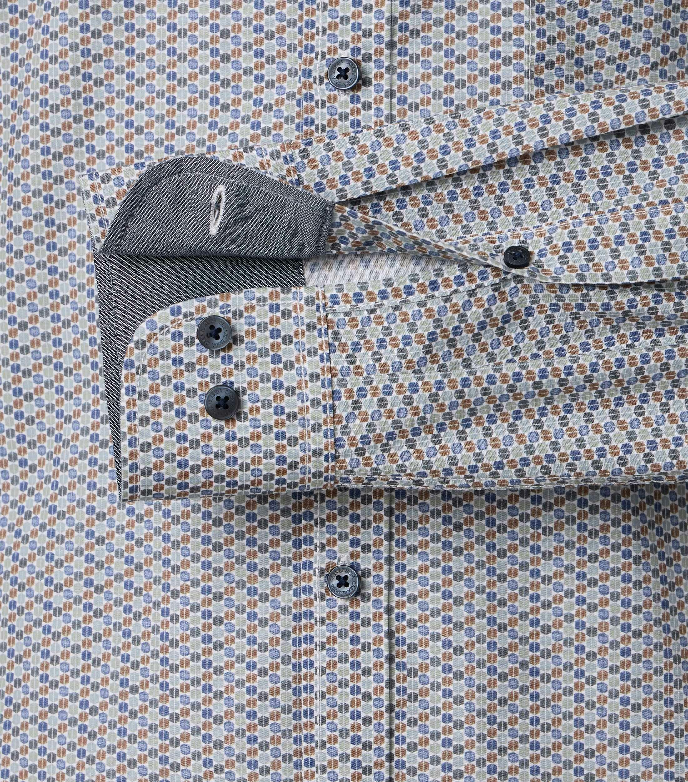 Ein Freizeithemd im uni Muster in der Farbe Grün