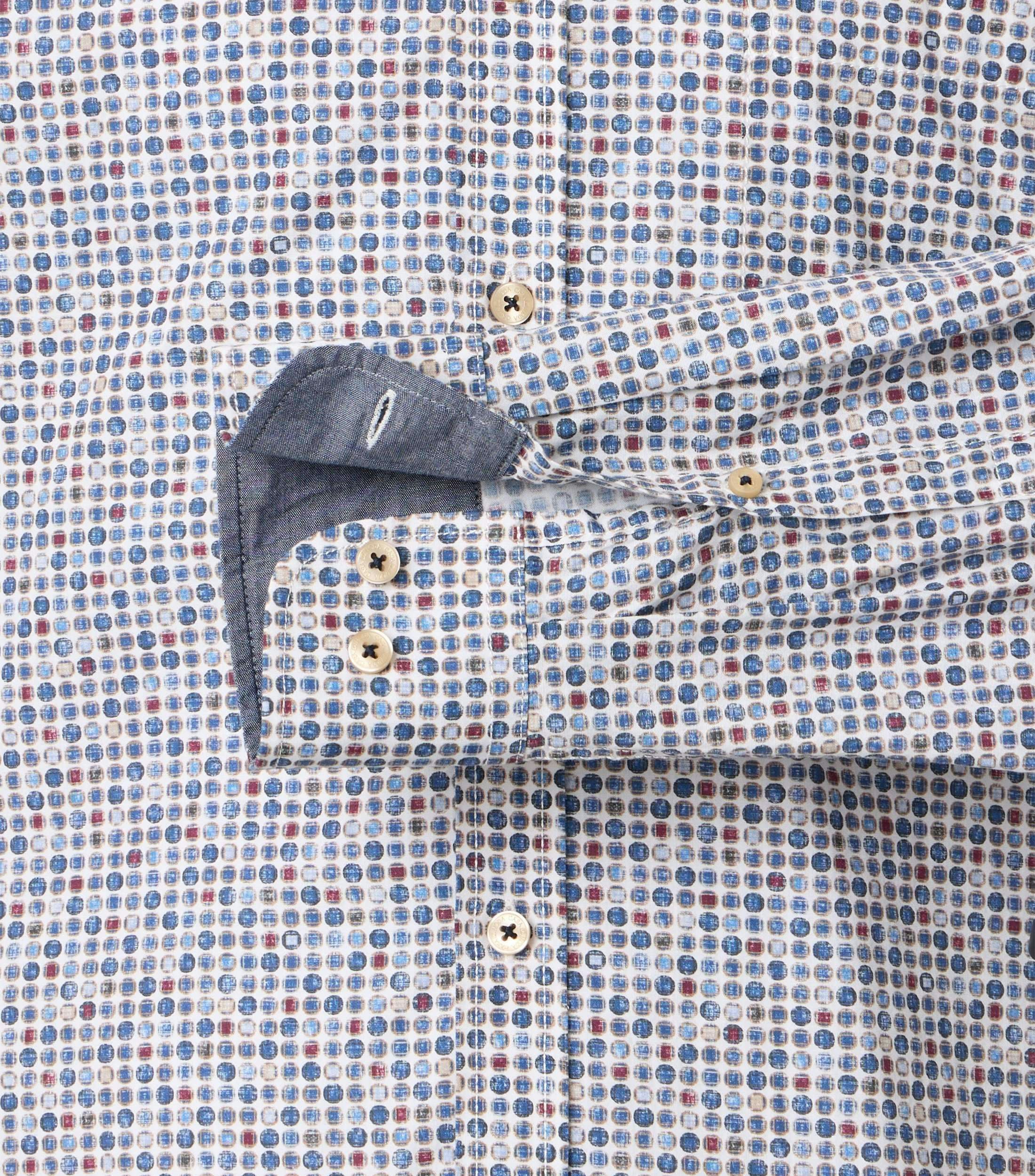 Ein Freizeithemd im uni Muster in der Farbe Blau