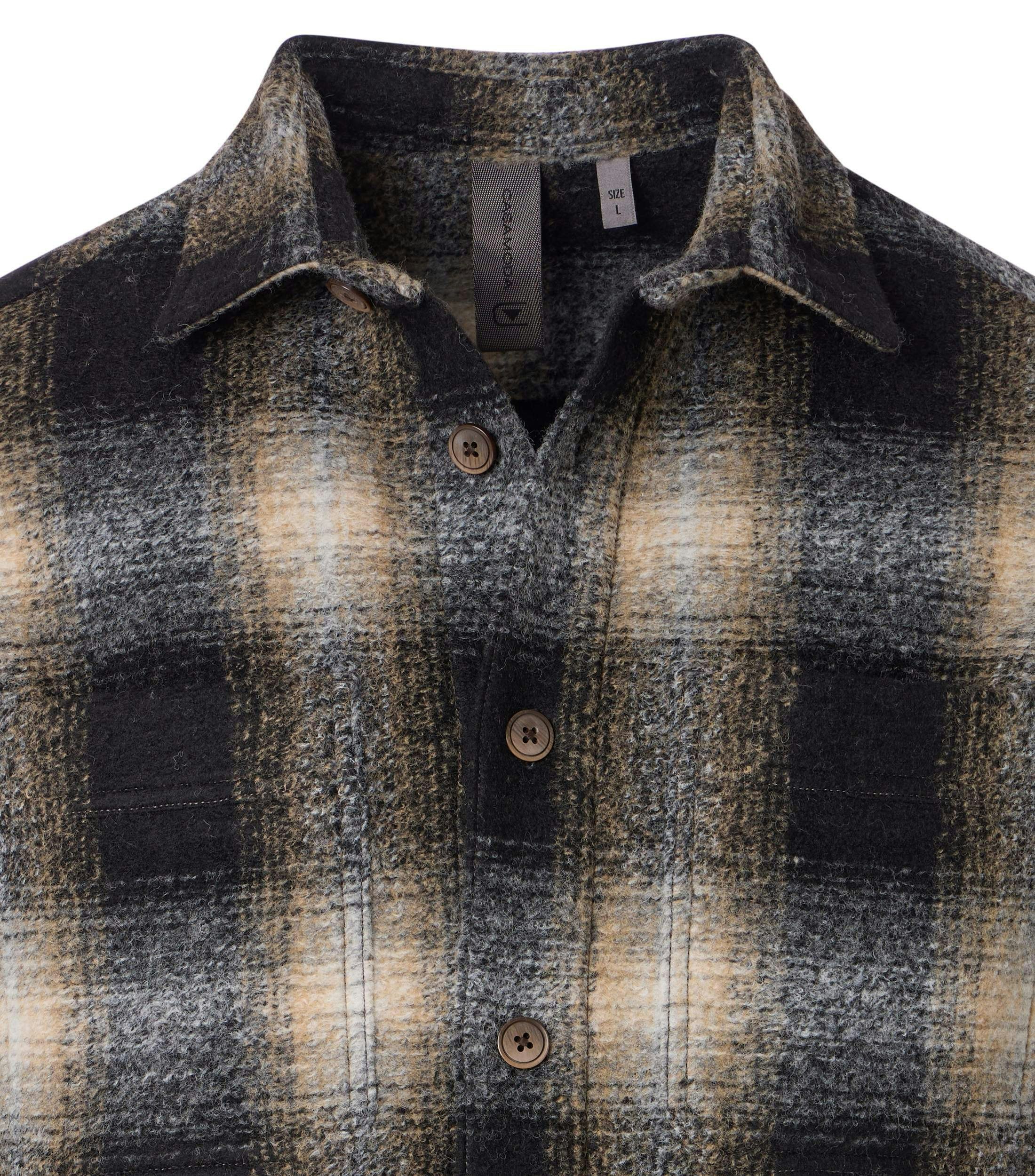 Ein Freizeithemd im uni Muster in der Farbe Braun