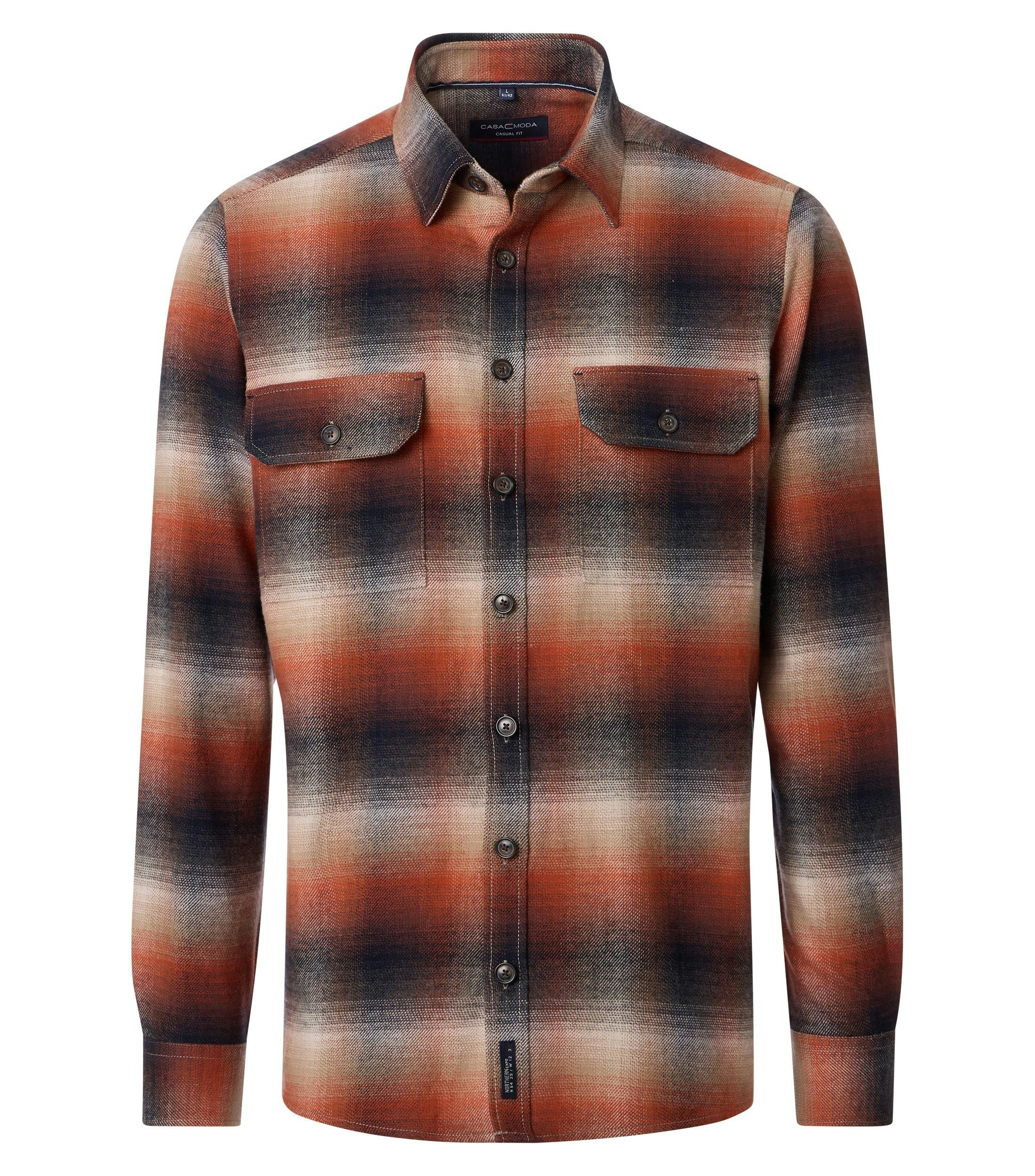 Das Model trägt ein Freizeithemden im kariert Muster in der Farbe Orange