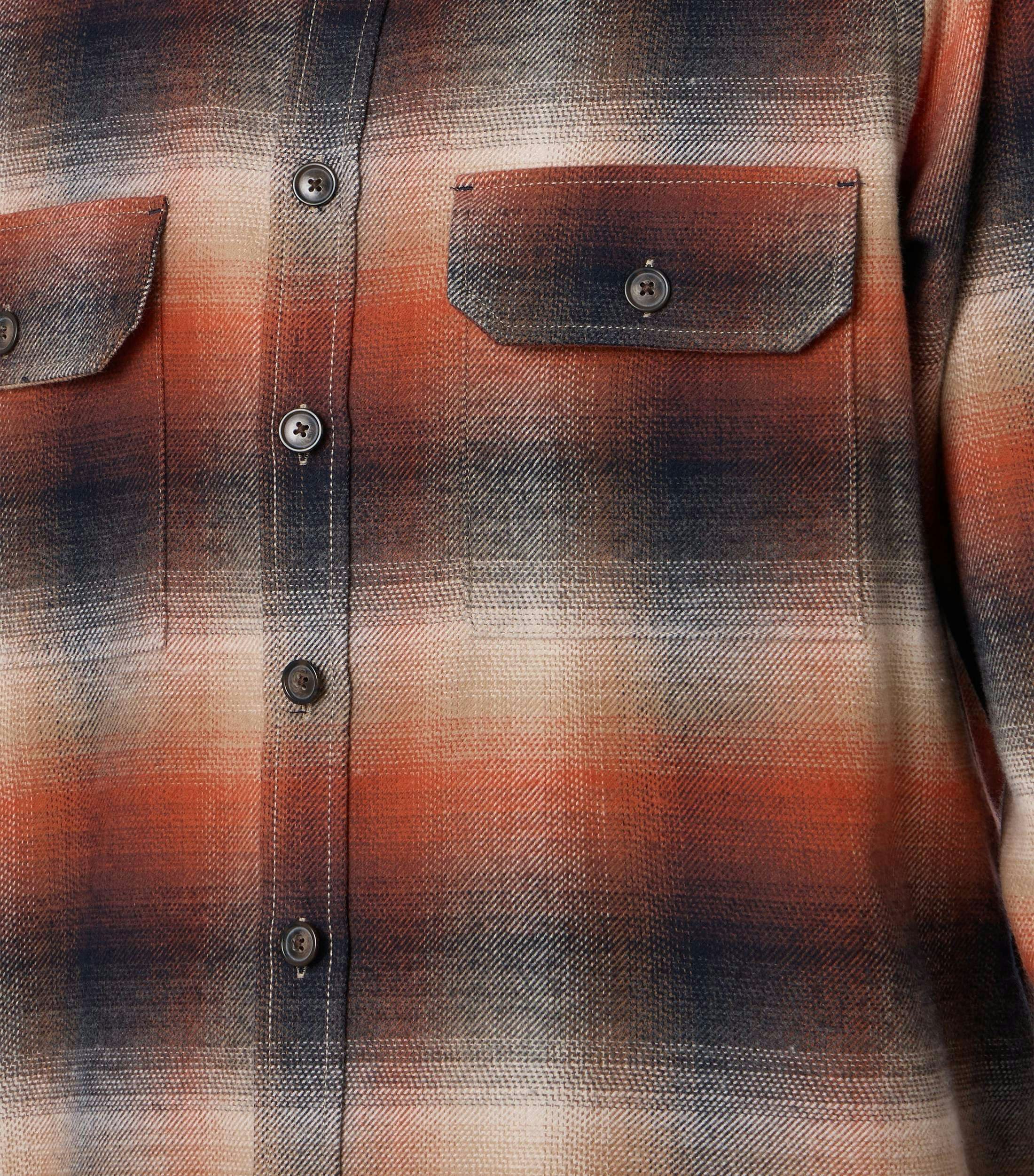 Das Model trägt ein Freizeithemden im kariert Muster in der Farbe Orange