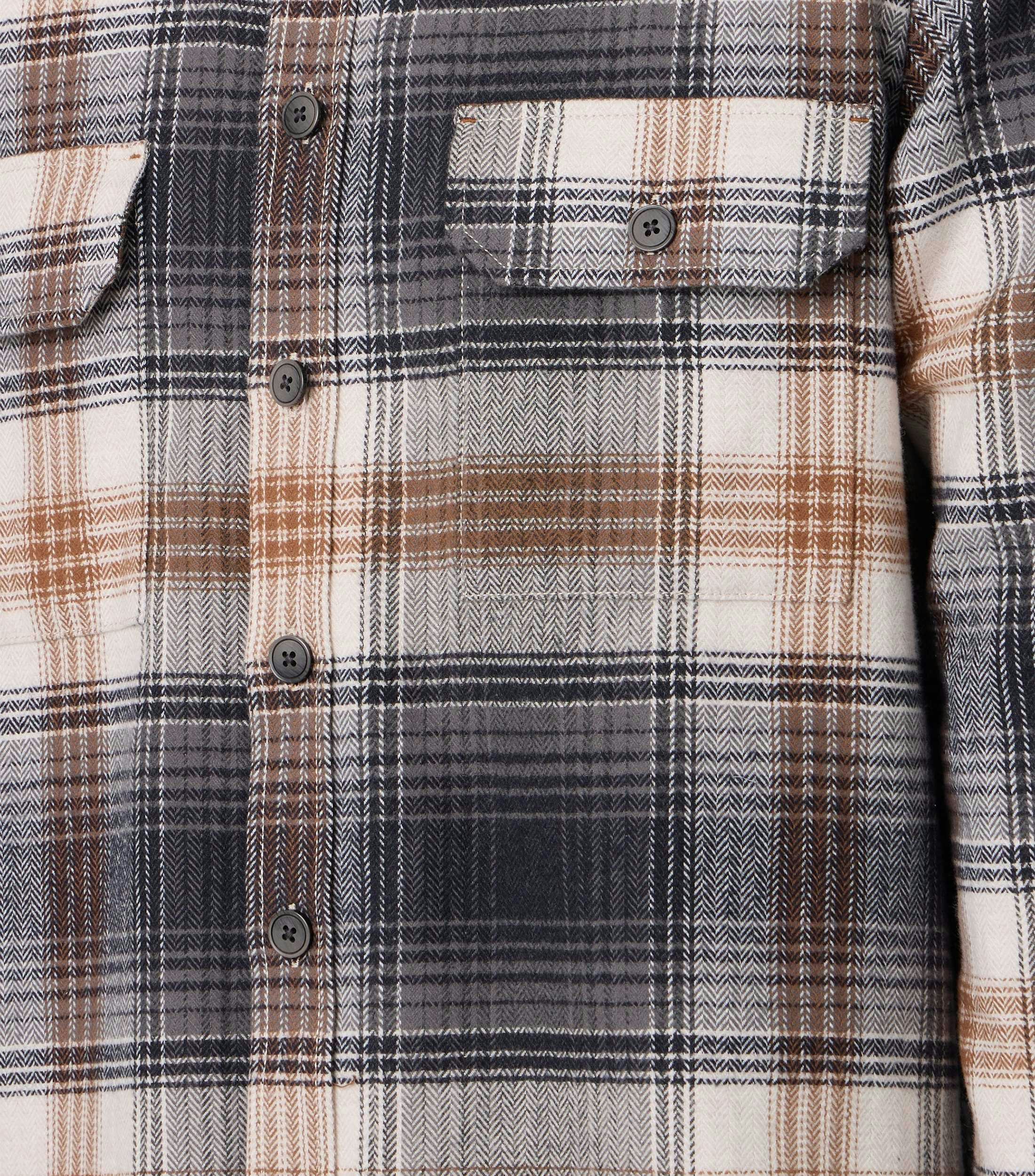 Das Model trägt ein Freizeithemden im kariert Muster in der Farbe Braun