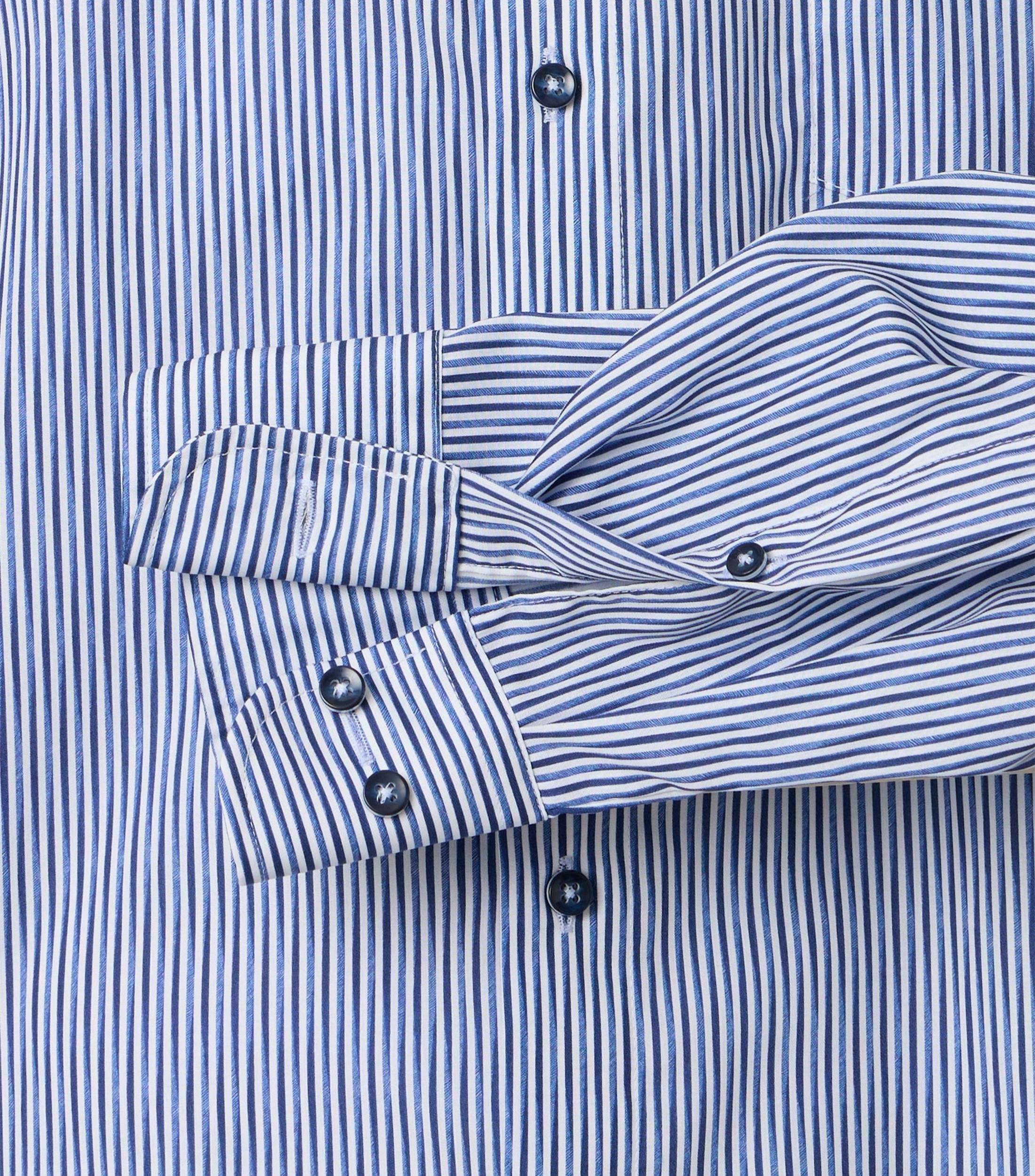 Ein Businesshemd im gestreift Muster in der Farbe Blau