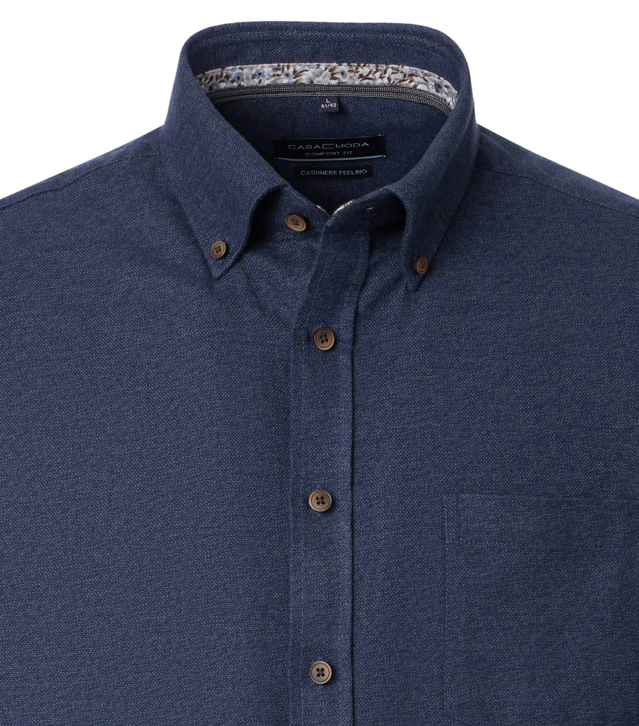 Ein Freizeithemd im uni Muster in der Farbe Blau