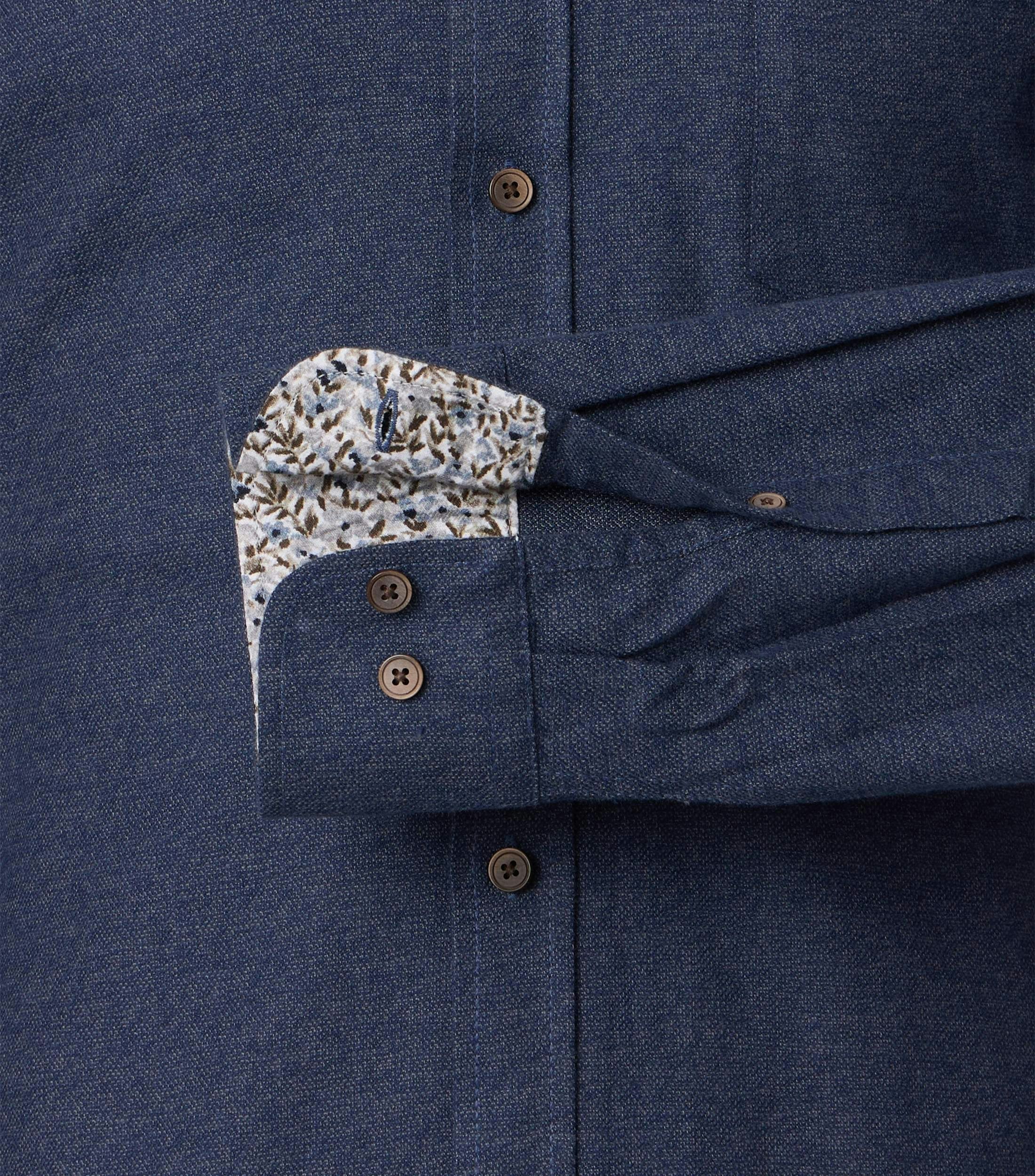 Ein Freizeithemd im uni Muster in der Farbe Blau