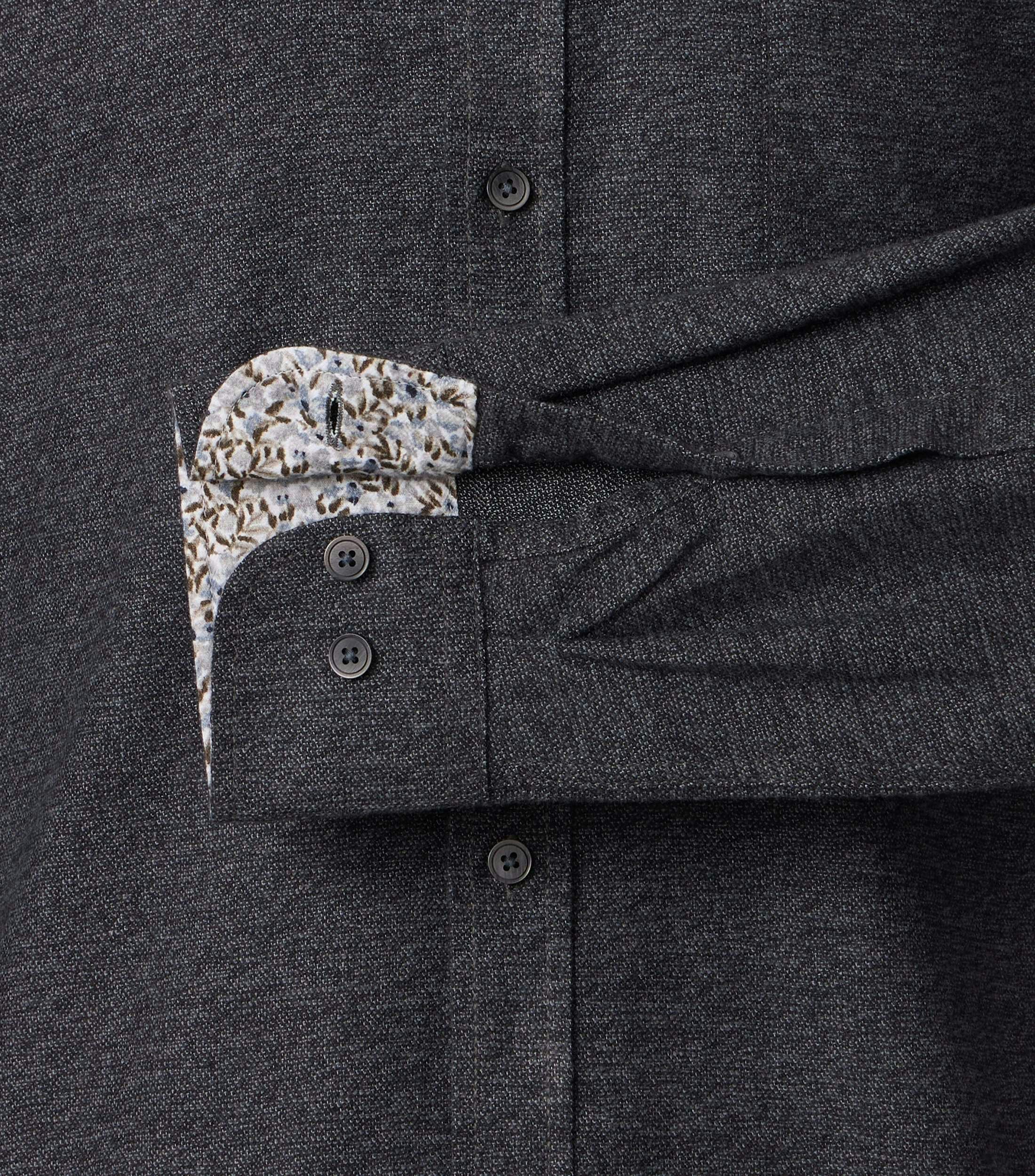 Ein Freizeithemd im uni Muster in der Farbe Schwarz