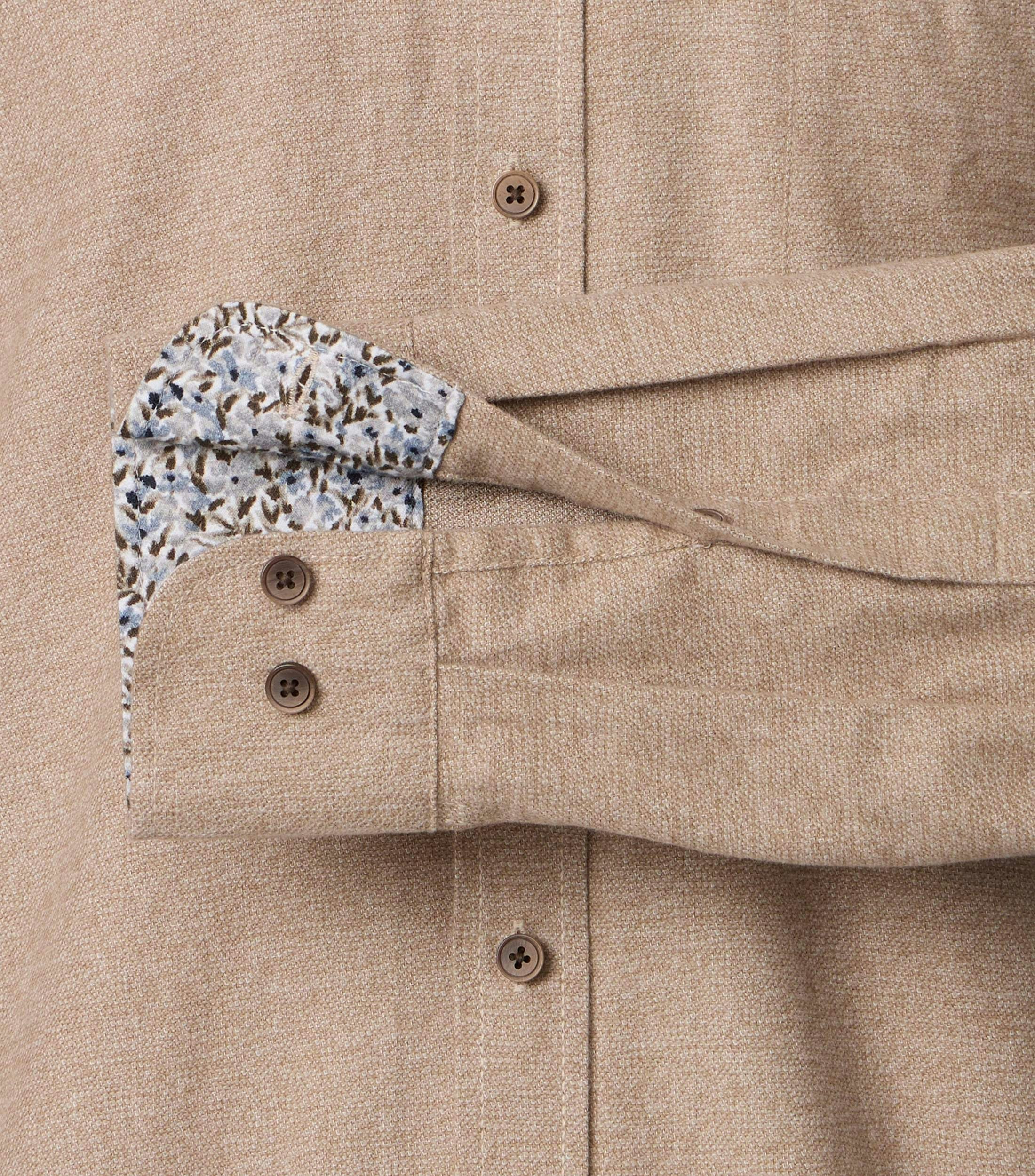 Ein Freizeithemd im uni Muster in der Farbe Beige