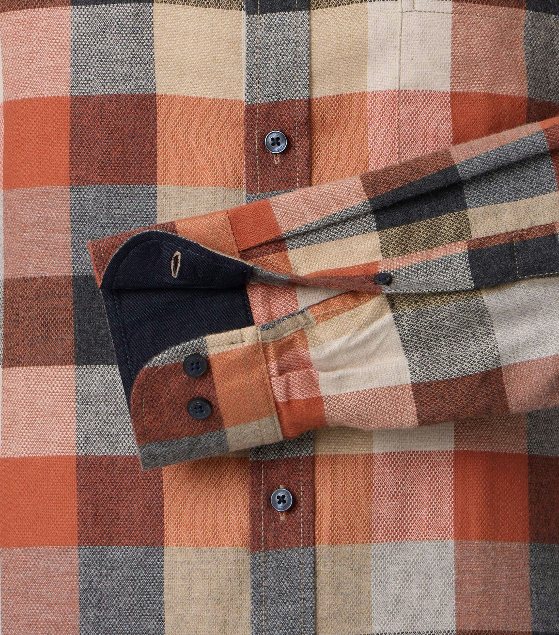 Ein Freizeithemd im kariert Muster in der Farbe Beige