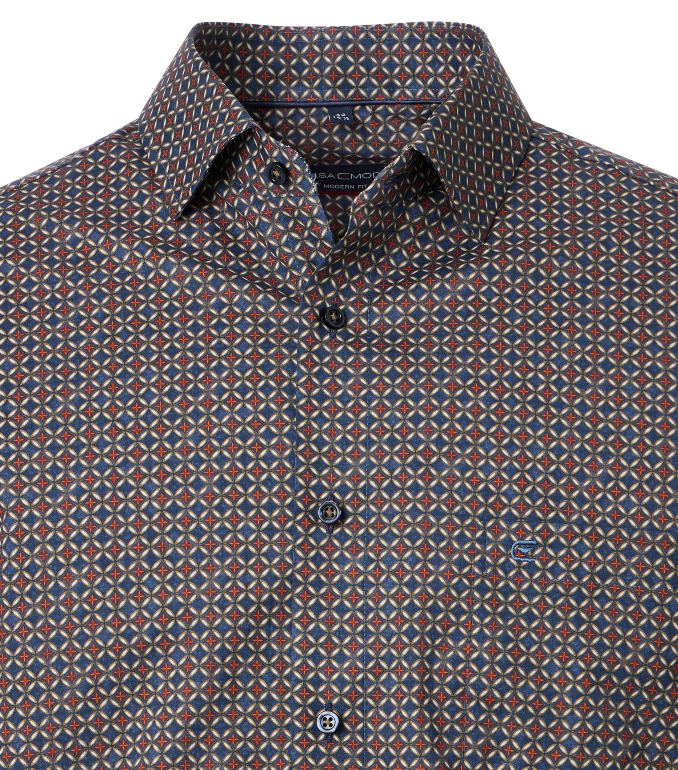 Ein Businesshemd im Print Muster in der Farbe Blau