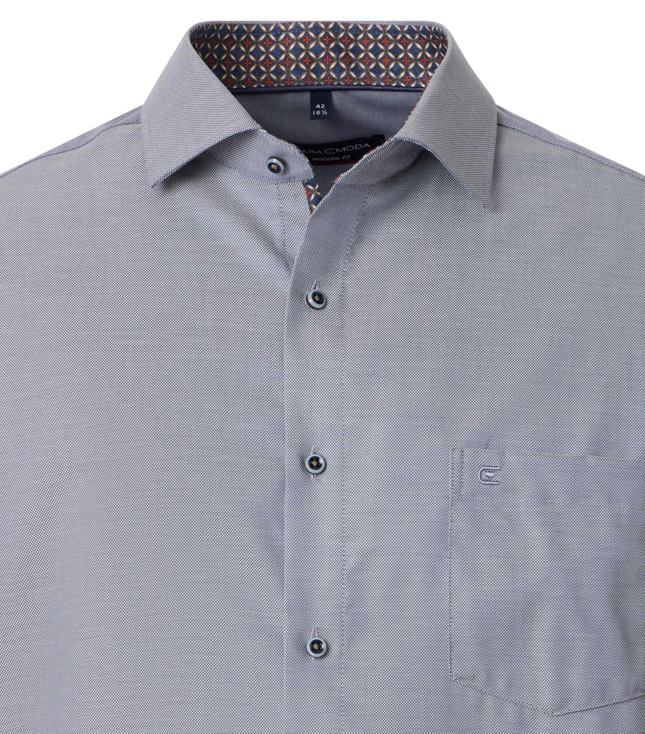 Ein Businesshemd im uni Muster in der Farbe Blau