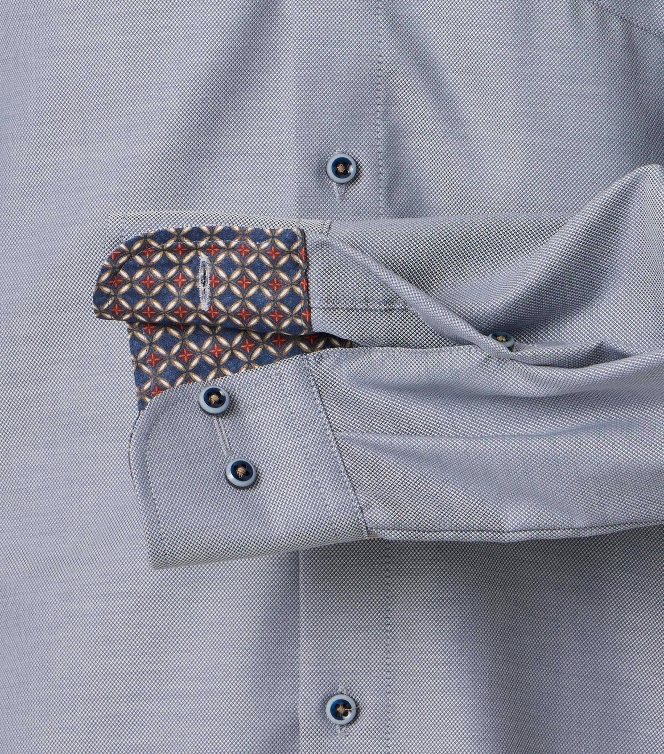 Ein Businesshemd im uni Muster in der Farbe Blau