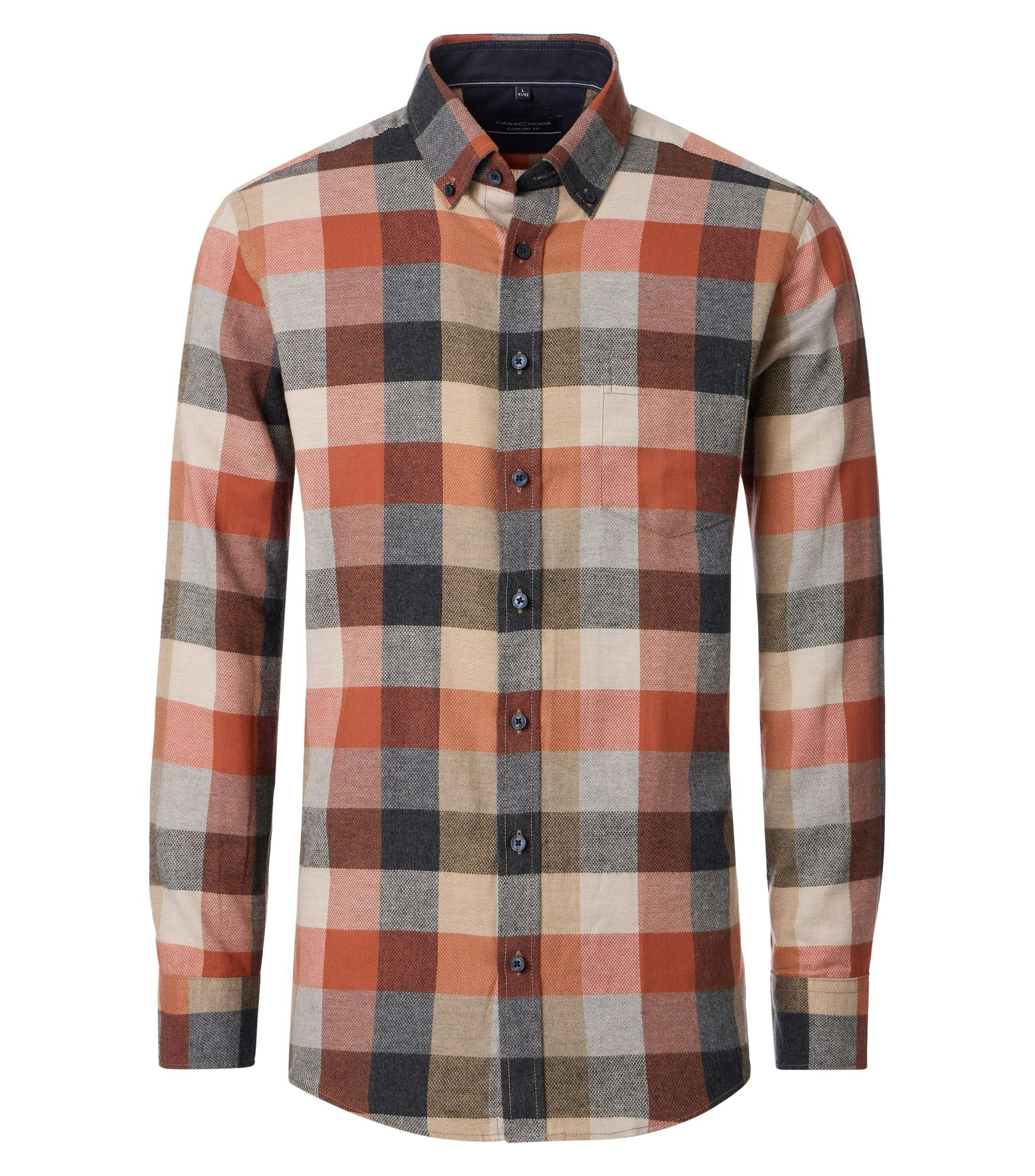 Das Model trägt ein Freizeithemd im kariert Muster in der Farbe Beige