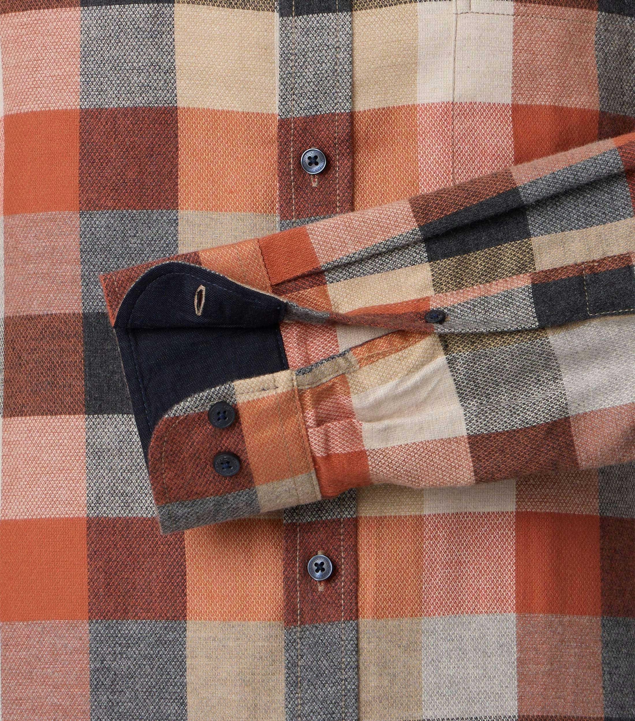 Das Model trägt ein Freizeithemd im kariert Muster in der Farbe Beige