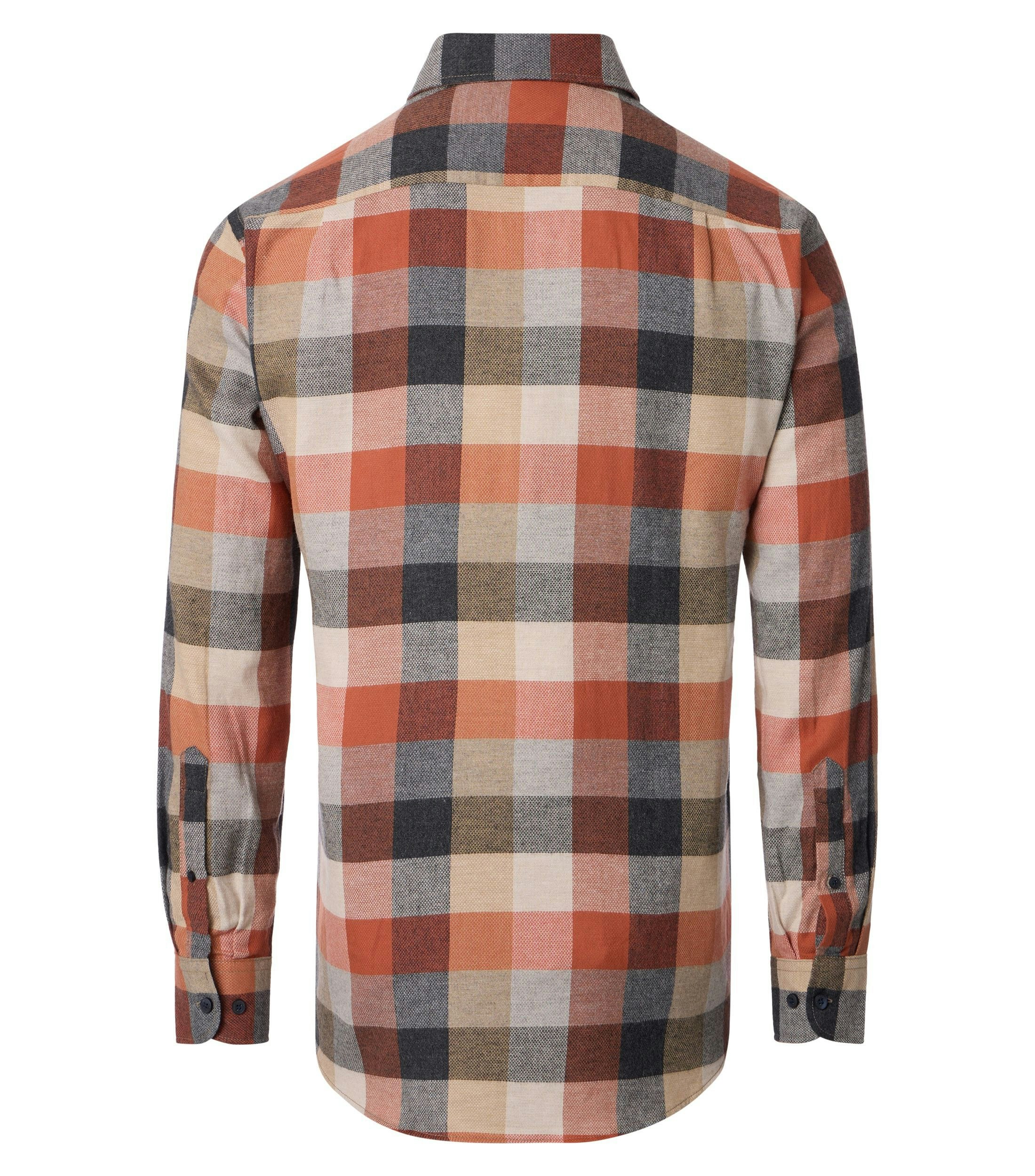 Das Model trägt ein Freizeithemd im kariert Muster in der Farbe Beige