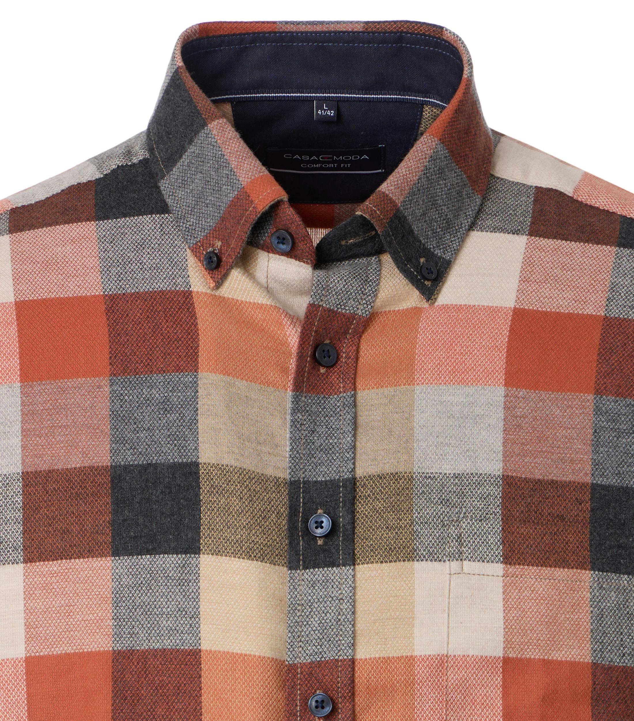 Das Model trägt ein Freizeithemd im kariert Muster in der Farbe Beige