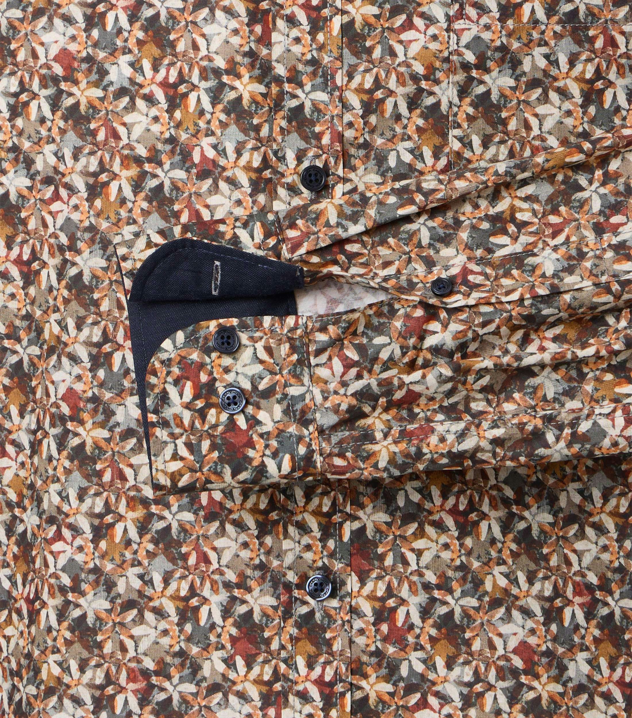 Ein Freizeithemd im Print Muster in der Farbe Grau