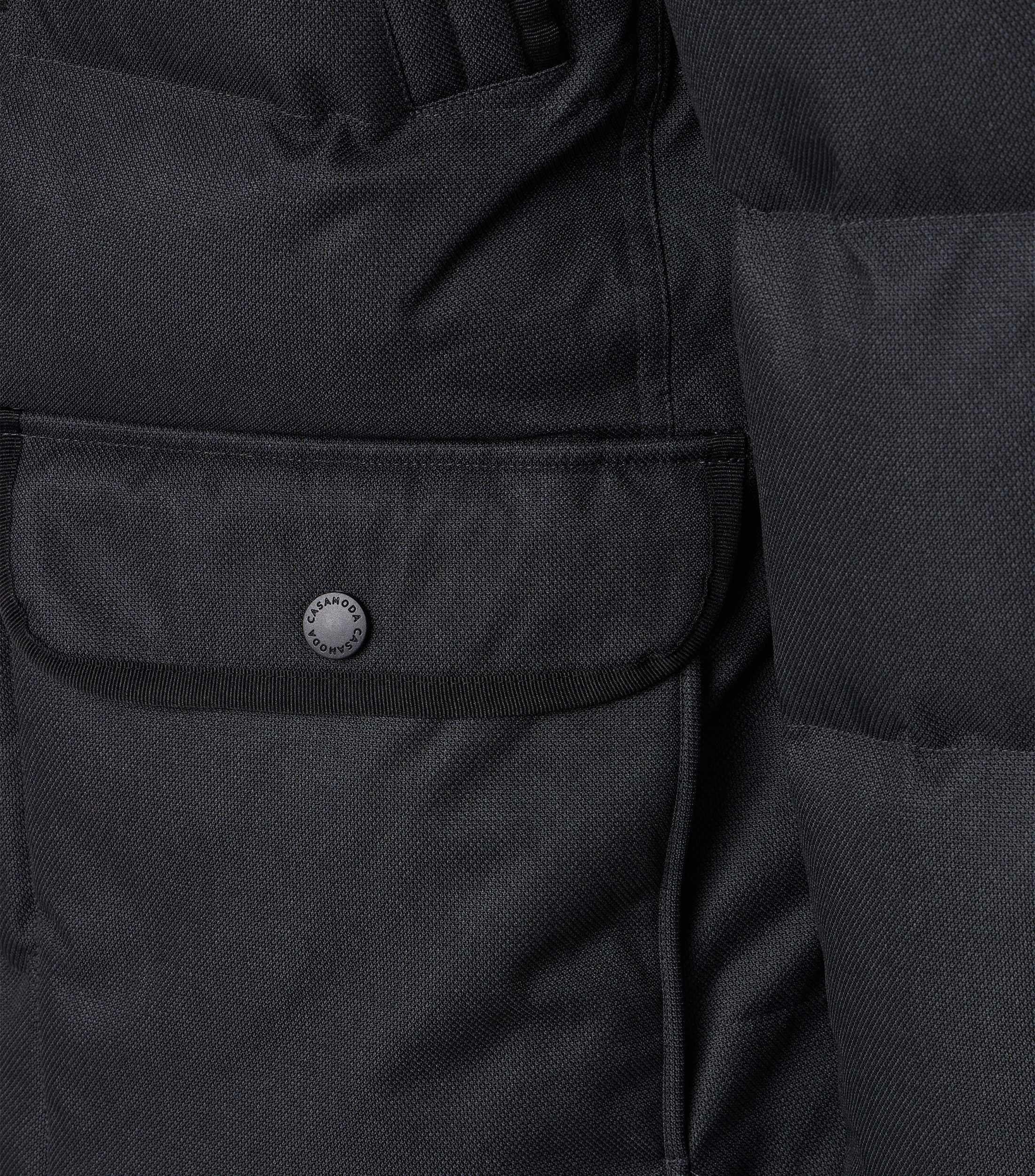 Eine Jacke im uni Muster in der Farbe Grauschwarz