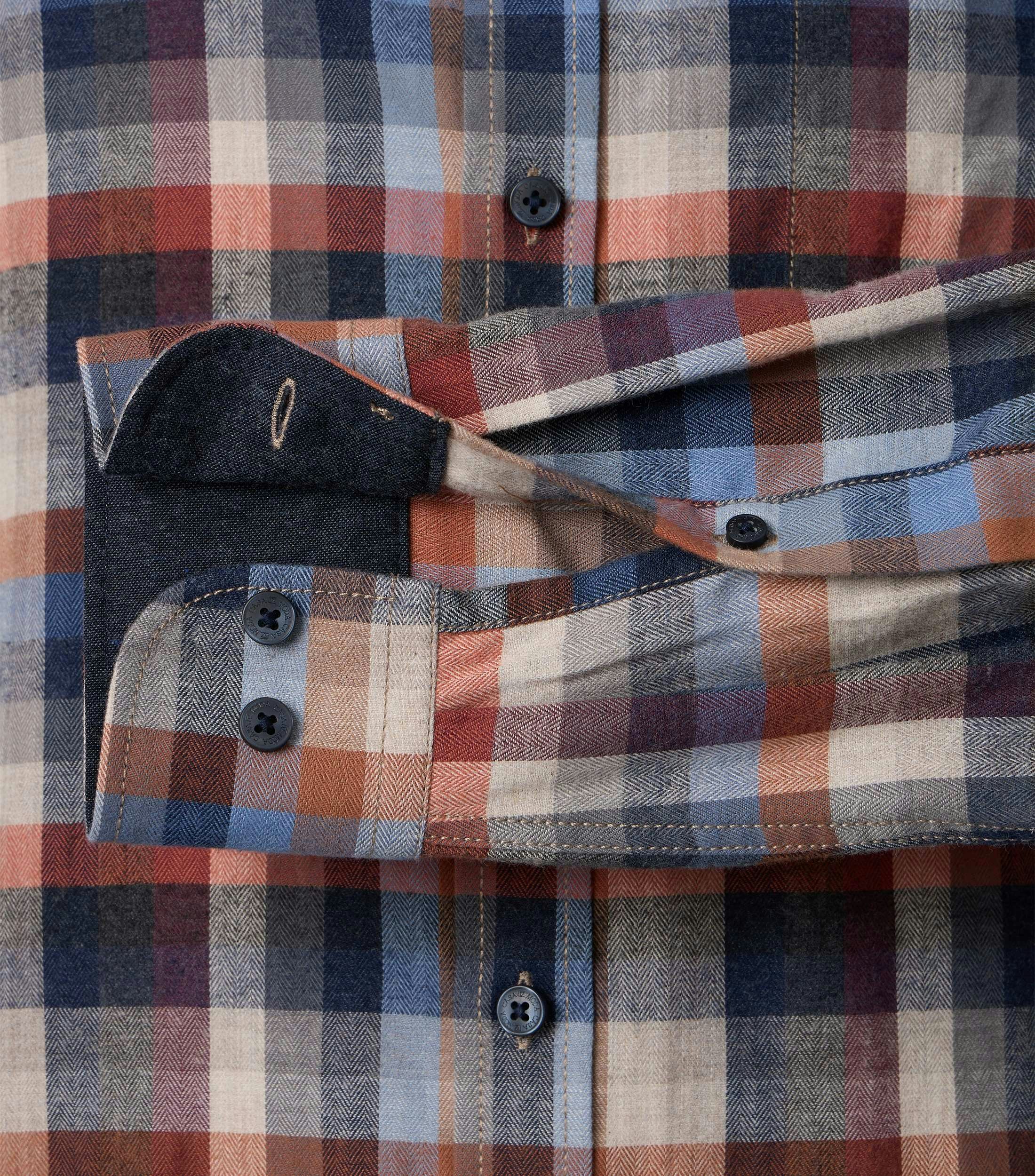 Ein Freizeithemd im kariert Muster in der Farbe Rot