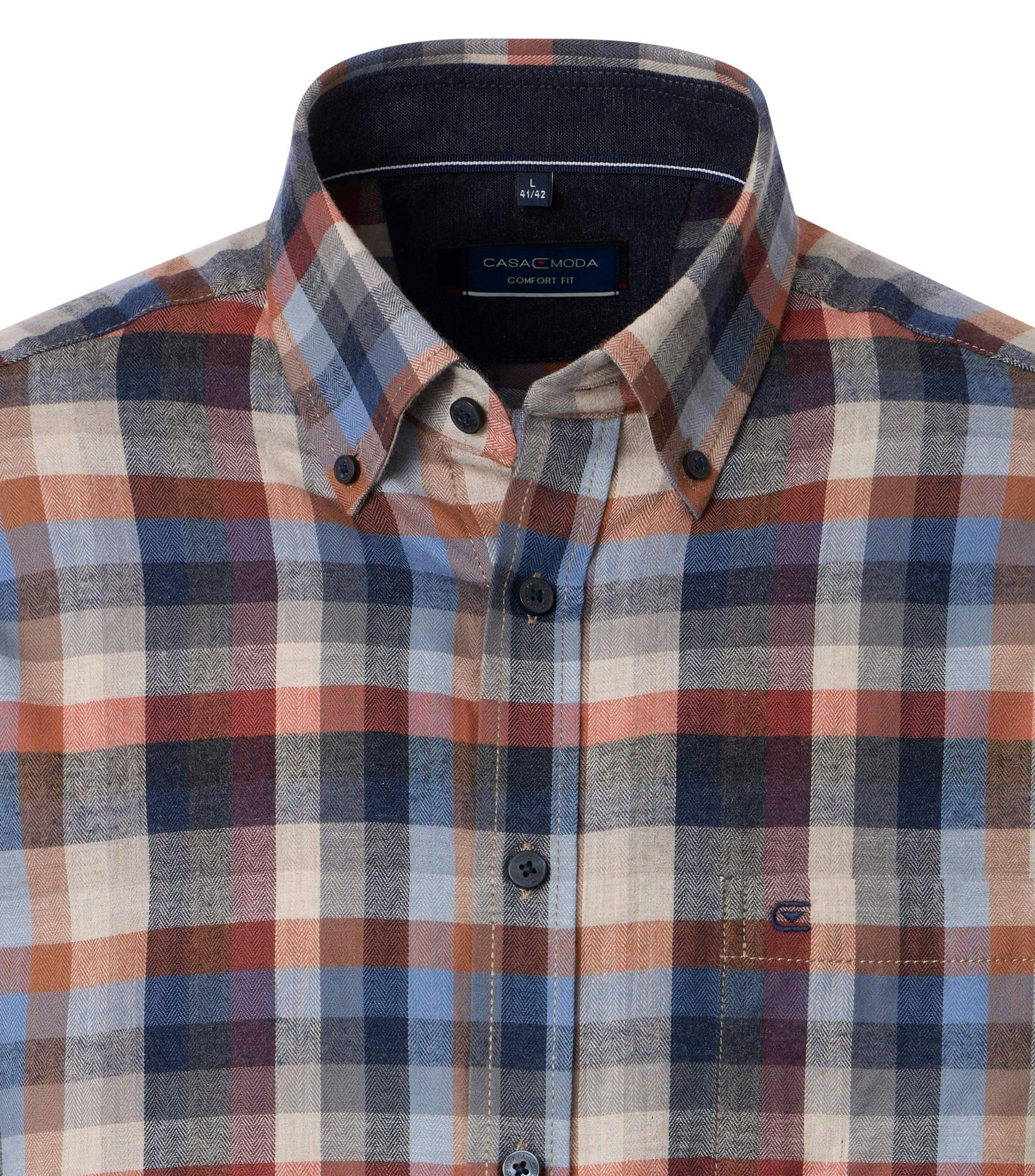 Ein Freizeithemd im kariert Muster in der Farbe Rot