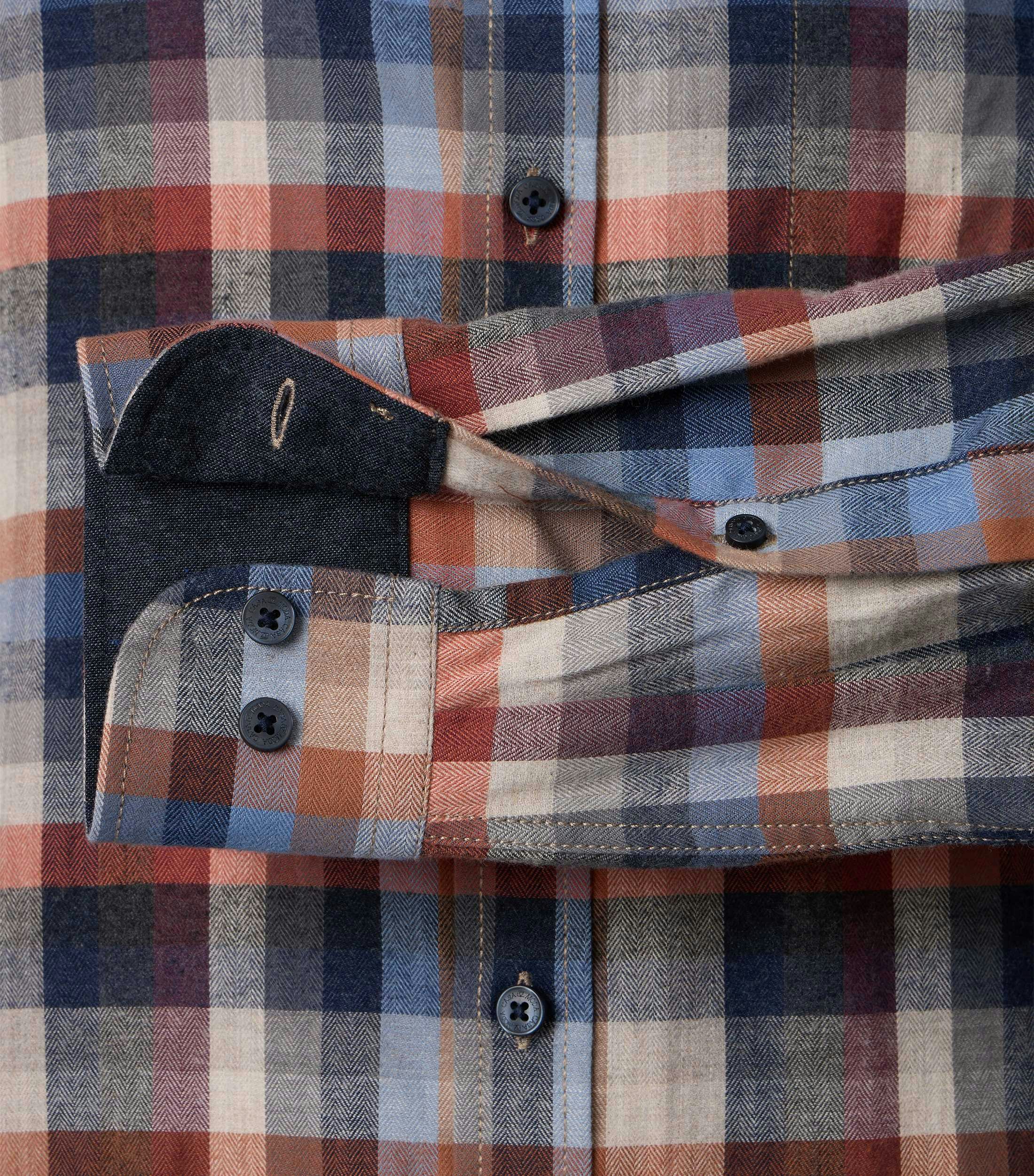 Ein Freizeithemd im kariert Muster in der Farbe Rot