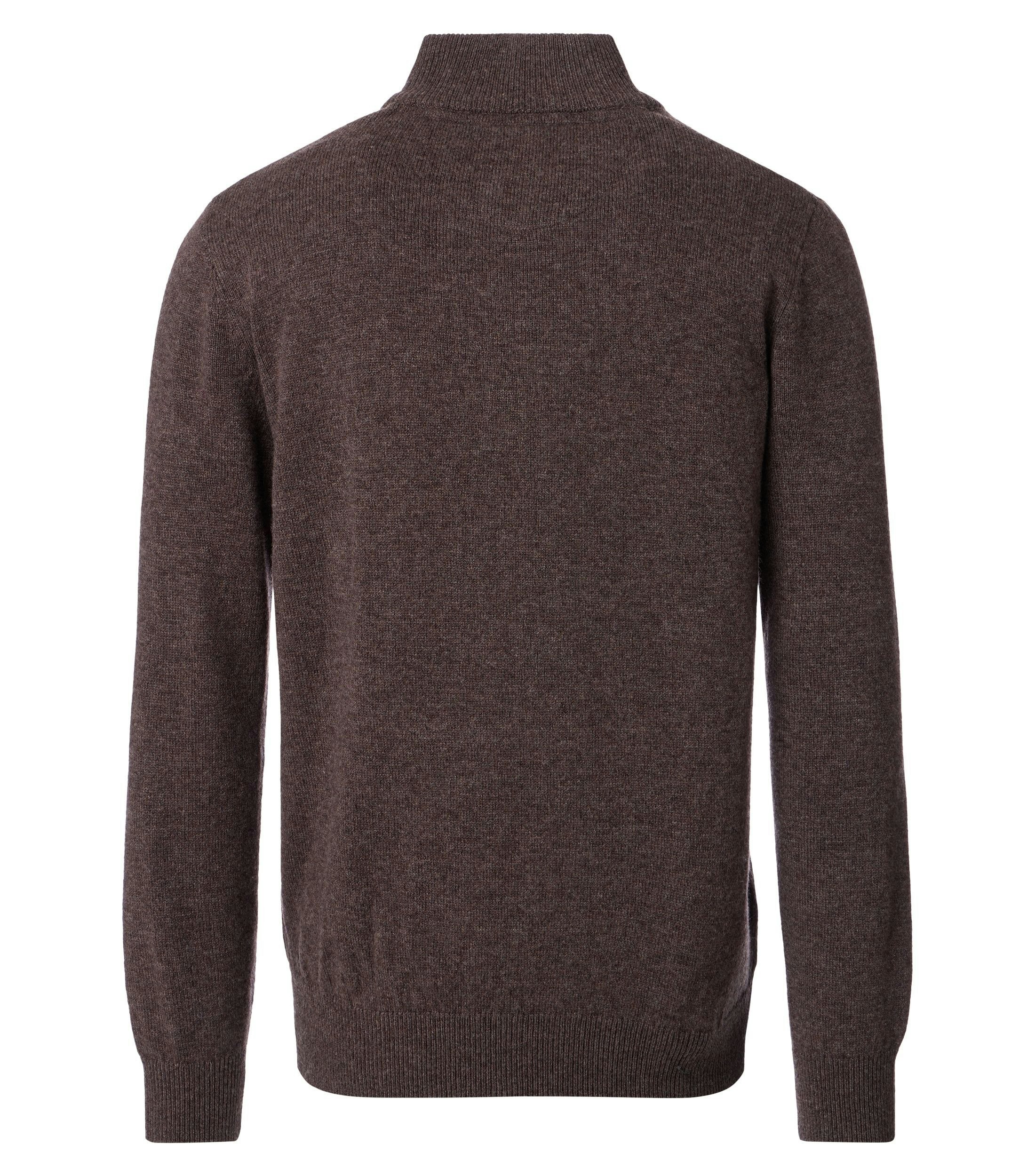 Das Model trägt ein Pullover im uni Muster in der Farbe Braun