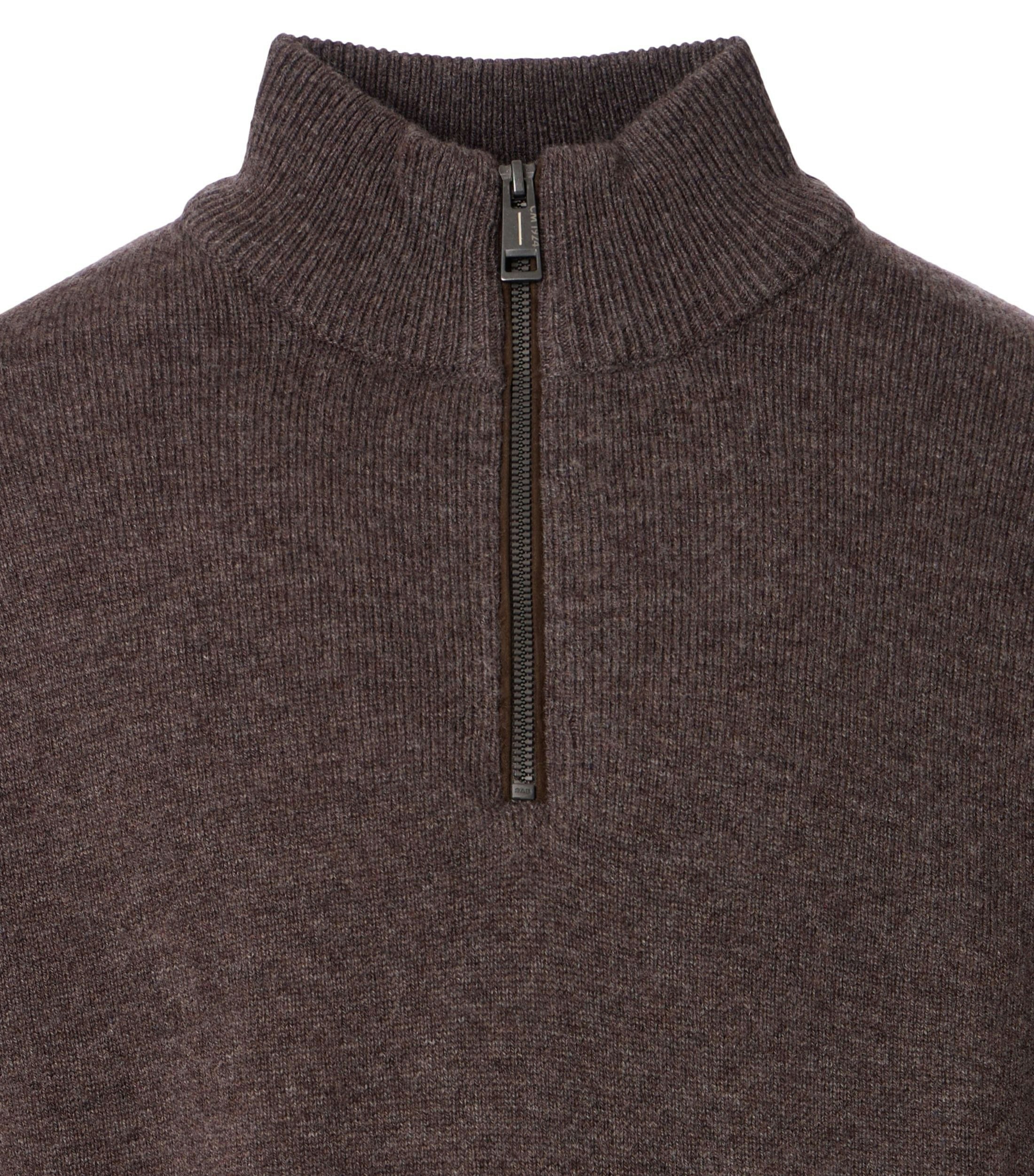 Das Model trägt ein Pullover im uni Muster in der Farbe Braun