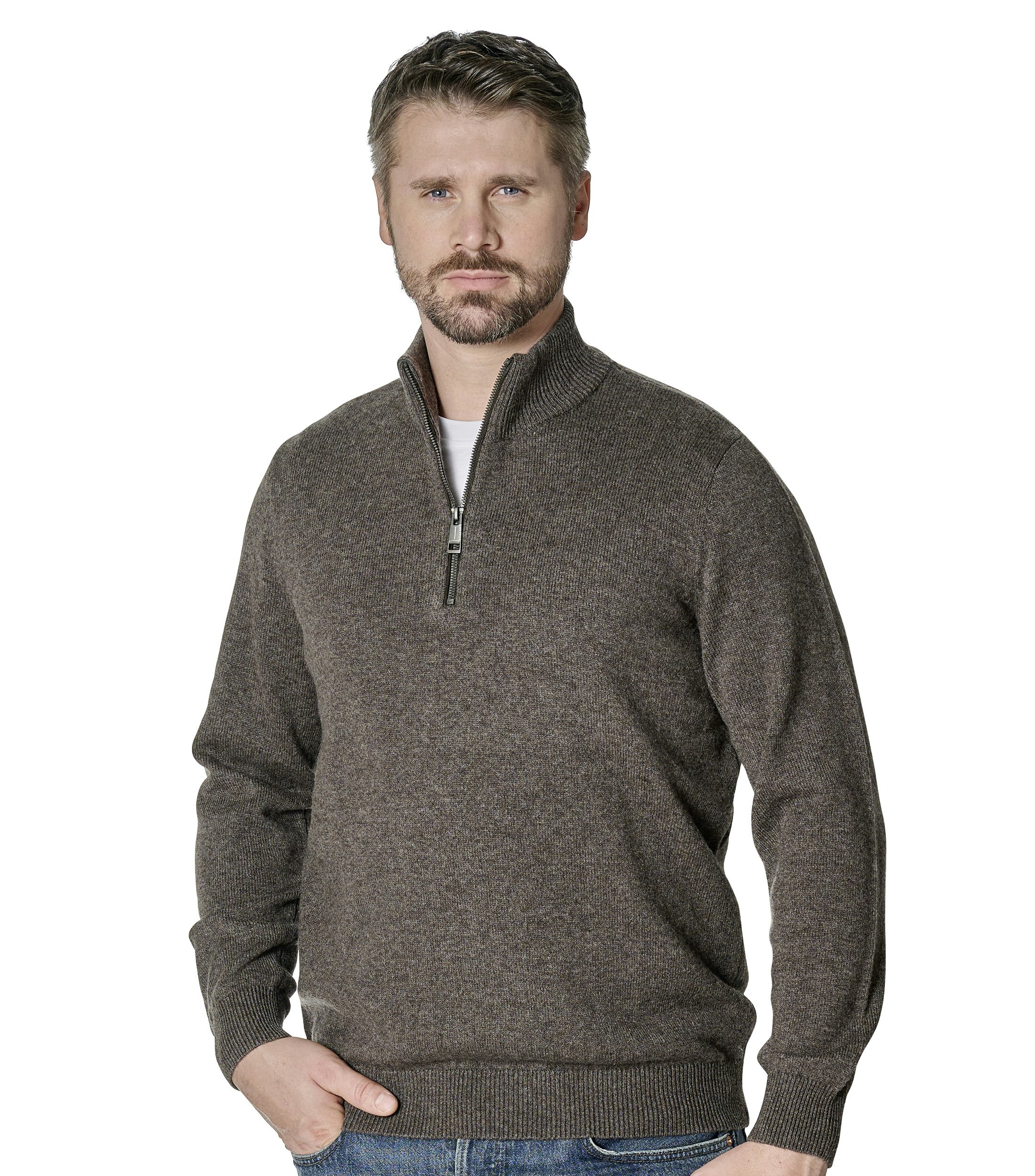 Das Model trägt ein Pullover im uni Muster in der Farbe Braun