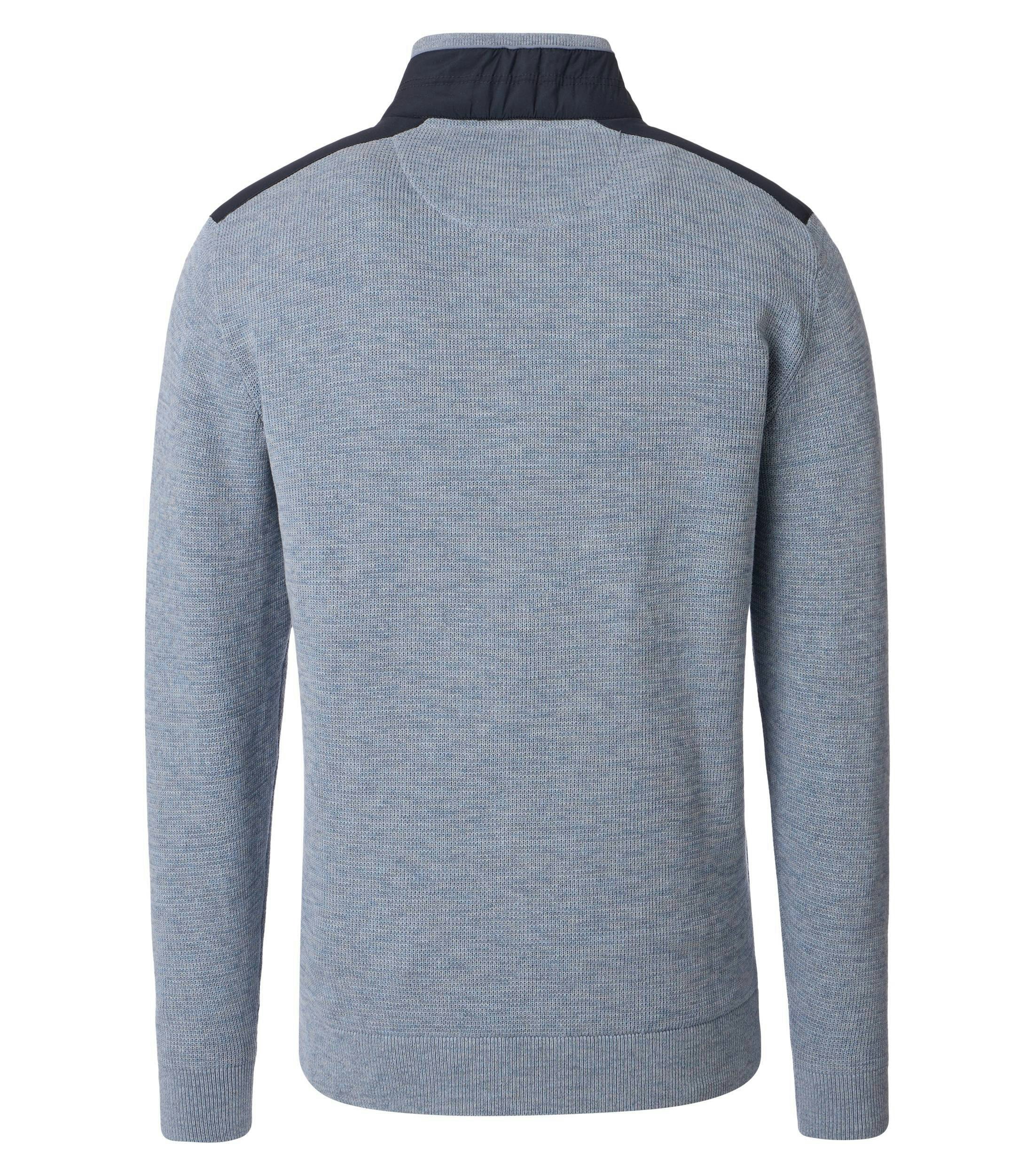 Ein Pullover im uni Muster in der Farbe Hellblau